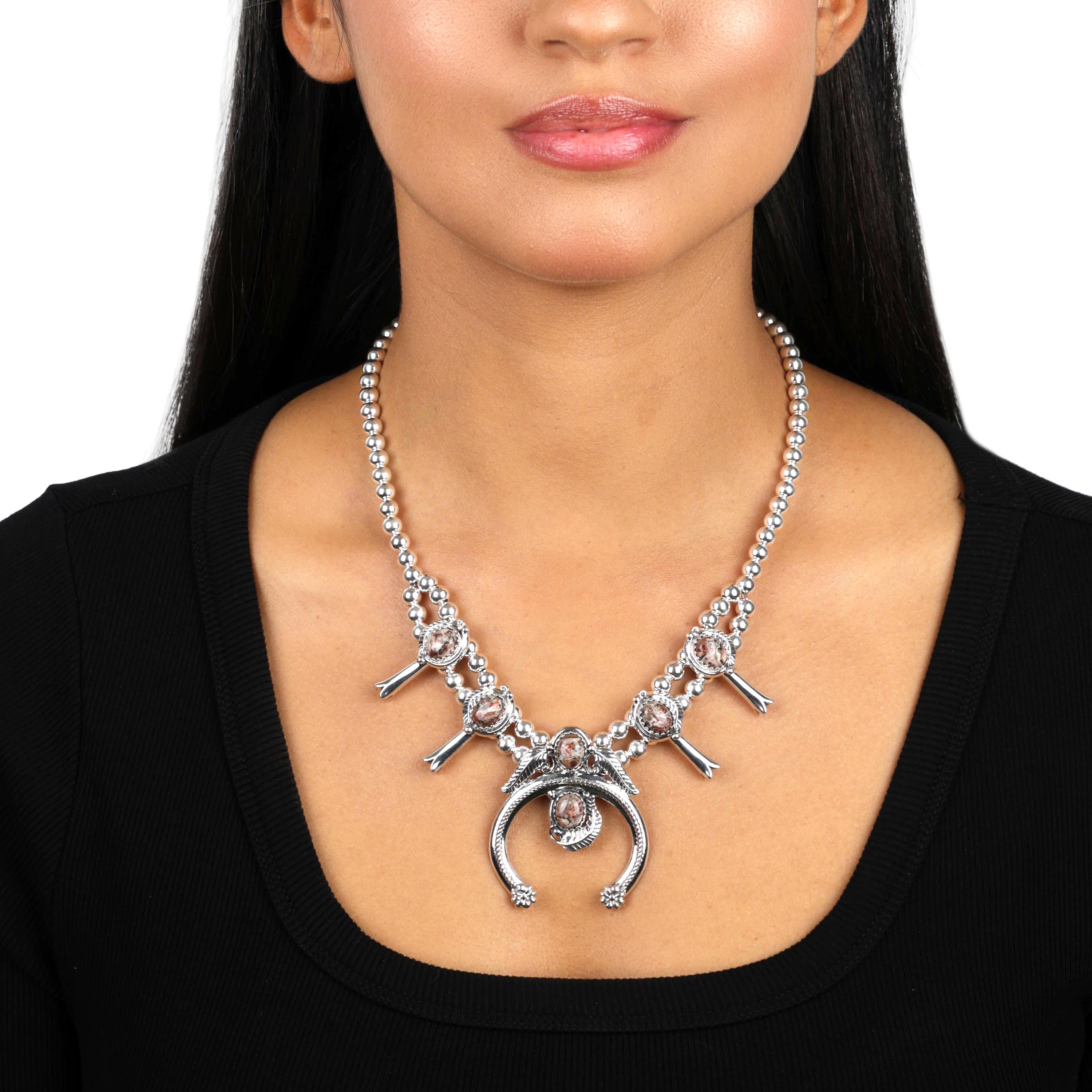 • Les pierres précieuses ovales en jaspe léopard sont ornées d'un motif Naja au centre et de stations de fleurs de courge entre des perles rondes en argent de 6 mm.
• Il mesure 17 pouces de long, plus une rallonge de 3 pouces et un fermoir à griffes