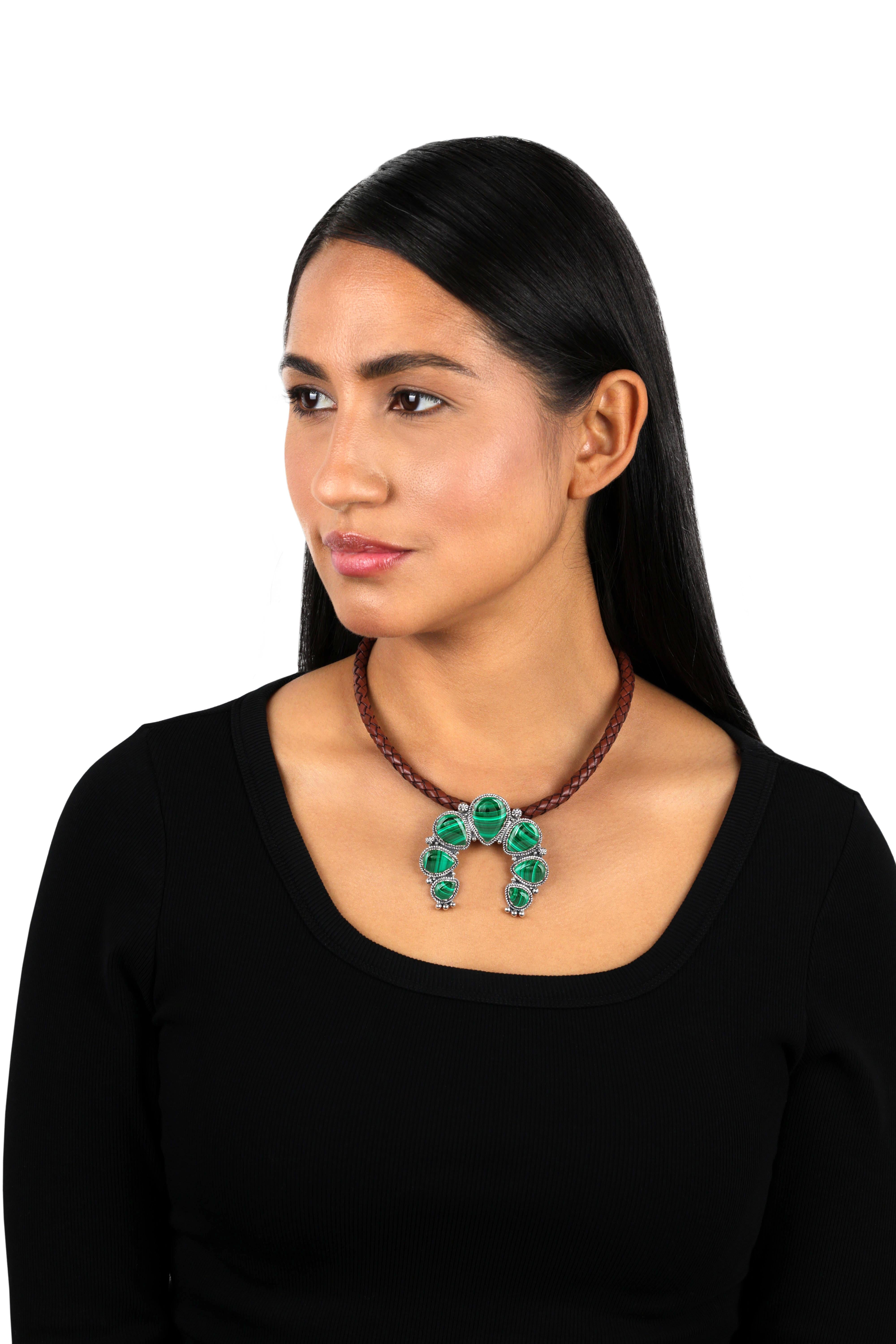 • Le grand pendentif Naja est orné de cabochons de pierre précieuse en forme de poire en malachite, sertis dans un cadre festonné ; garni de cordes et de motifs floraux.
• Mesure environ 2,4