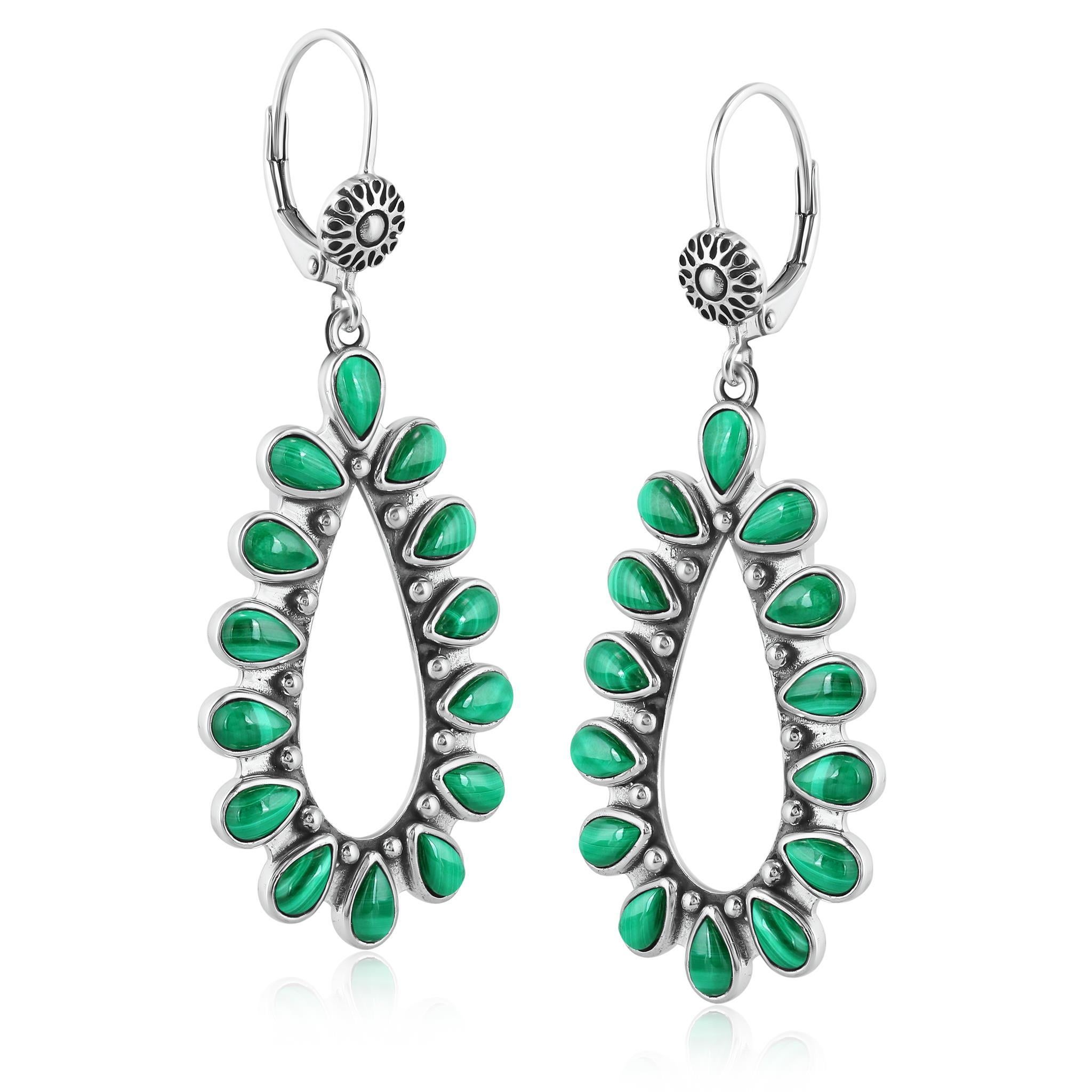 - Gli orecchini pendenti presentano 28 cabochon di malachite (in totale) con taglio a pera e castone da 5x3 mm in un design a goccia aperto; fiore a conca su fondelli a leva; dettagli in corda
- Lunghezza di circa 2,25