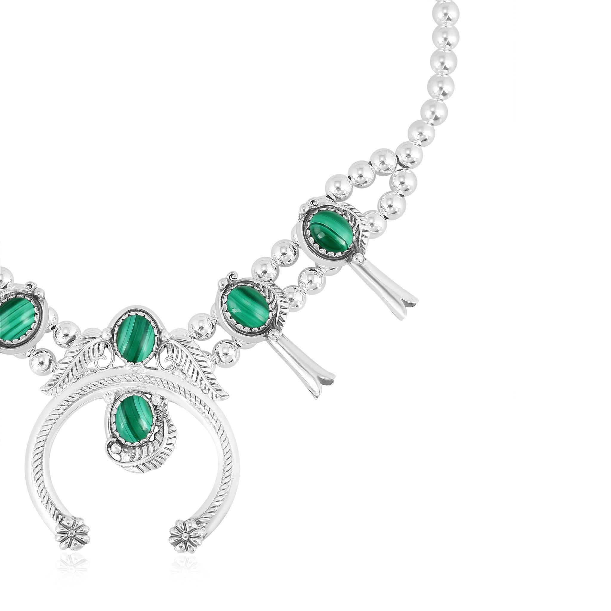 Taglio ovale Collana American West con fiori di zucca in malachite in argento sterling in vendita