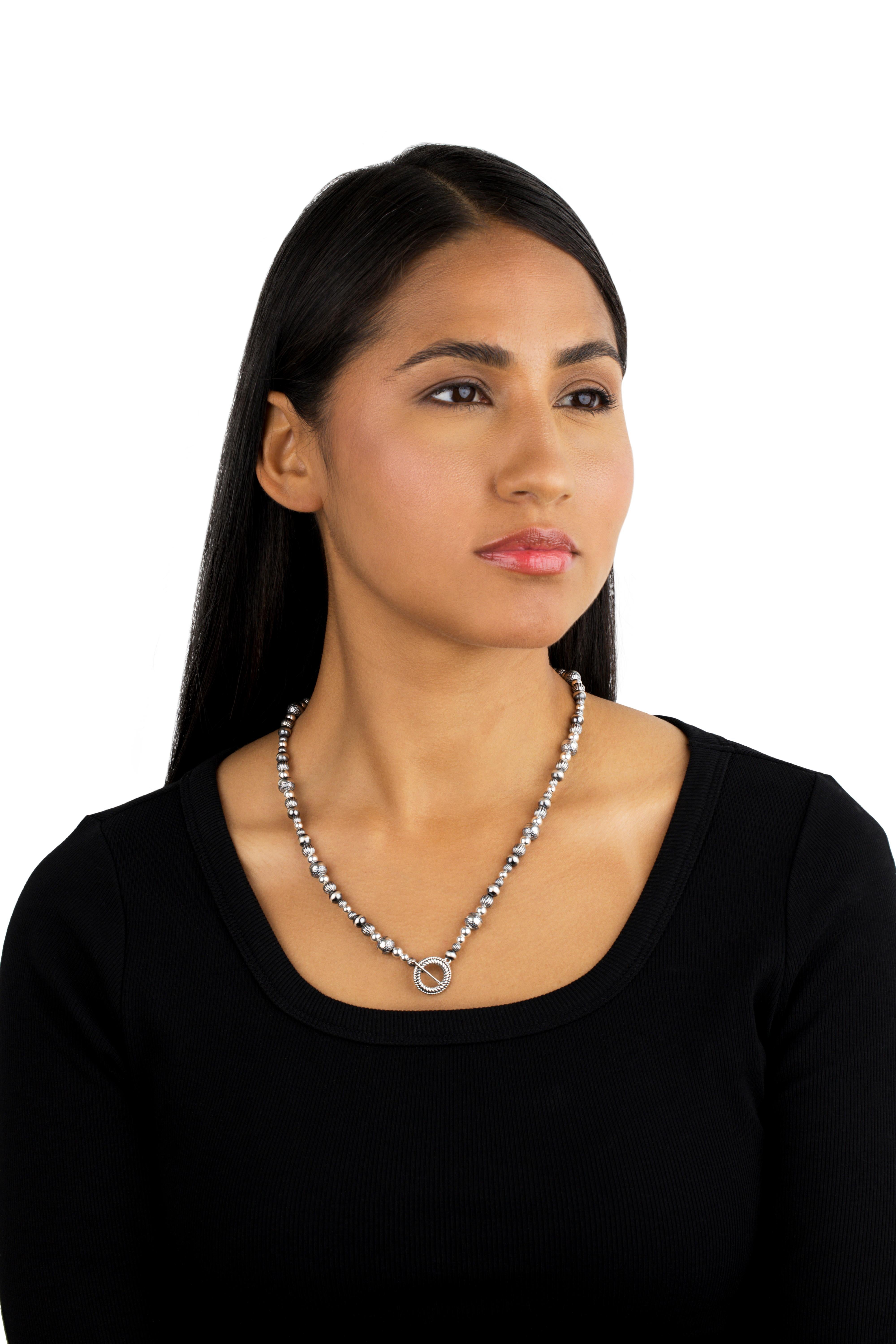 - Collana di perle miste in argento Sterling: Perle native da 8 mm con fiori di conca, perle del deserto e di corda da 6 mm, perle del deserto e di corda da 4 mm in un motivo alternato.
- Misura 3/8