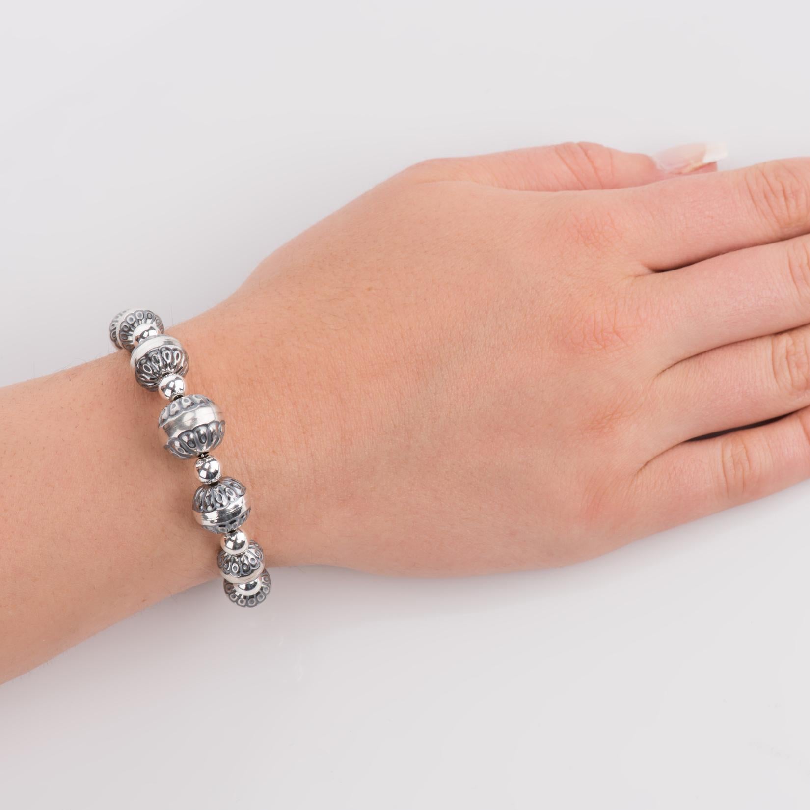Bracciale a spirale con perle native in argento Sterling American West Taglia unica in vendita 2