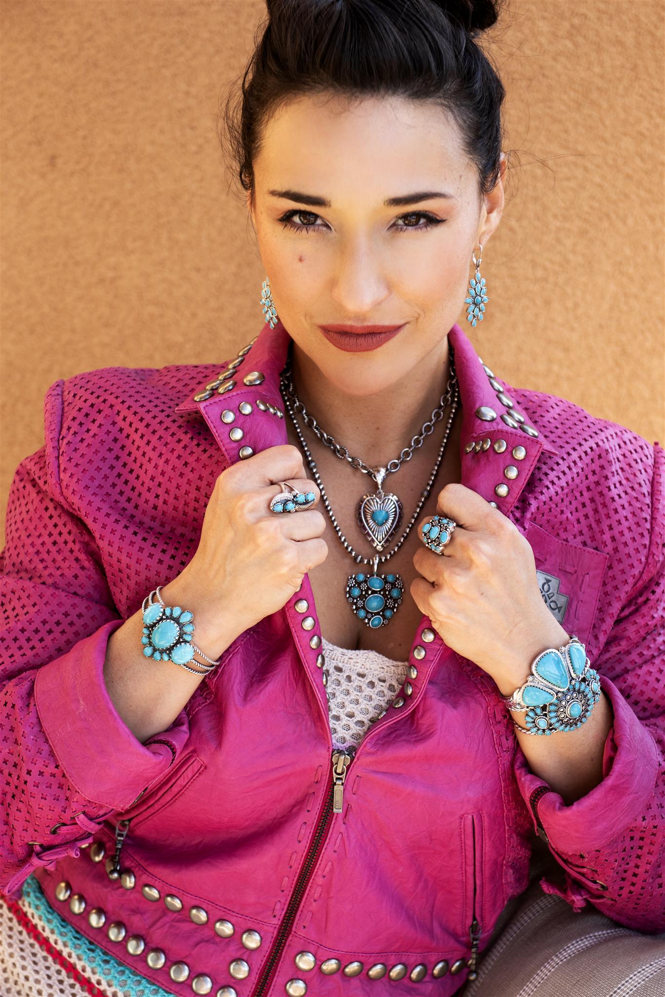 - Il bracciale presenta 3 cabochon ovali di turchese Kingman in castoni dentellati; 10 gemme di turchese Kingman con taglio a pera incastonate in 3 dimensioni.
- Bracciale in argento massiccio a tre file aperte; larghezza 1,75