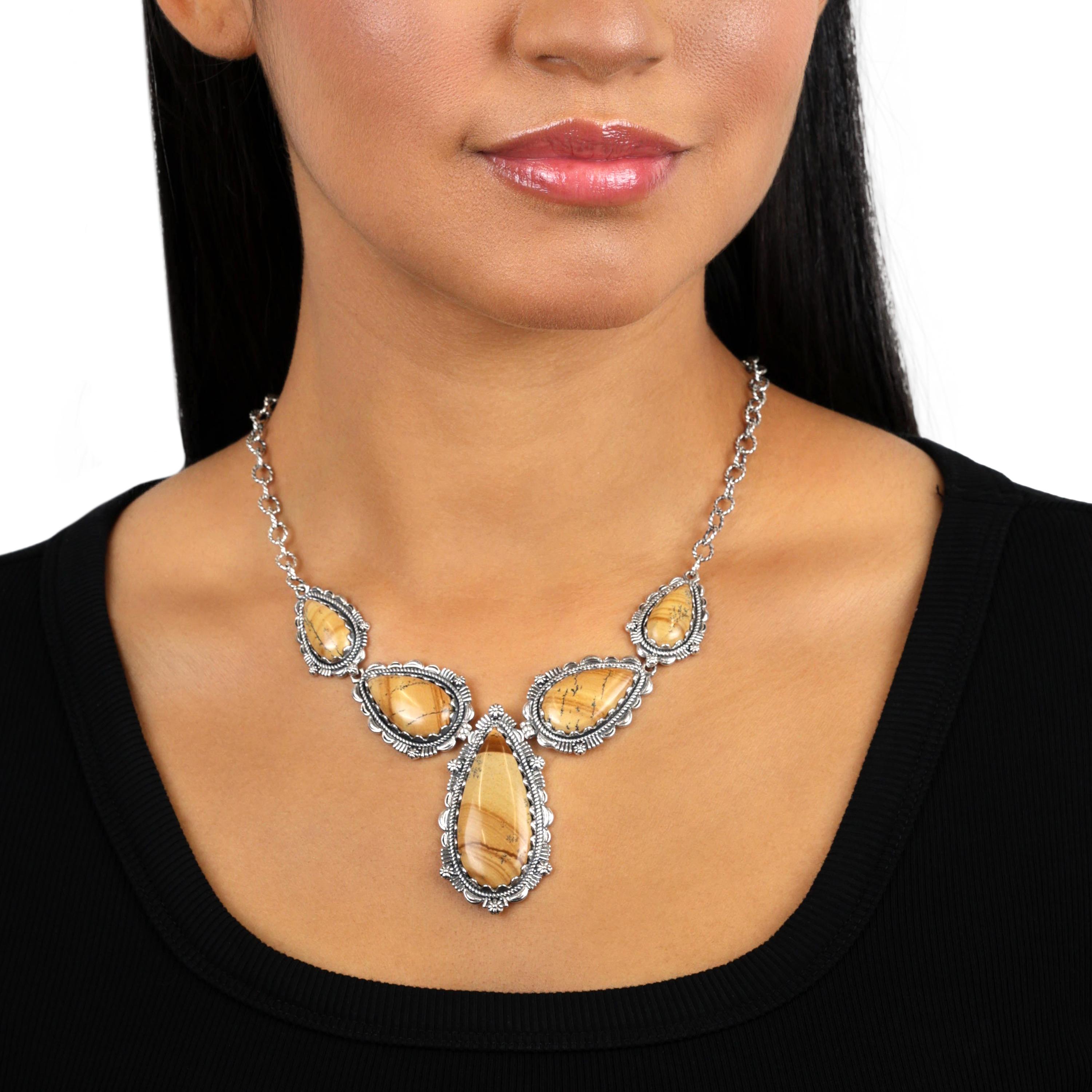- Collana in argento Sterling Southwestern dai colori naturali con (2) gemme Picture Jasper da 10x20 mm, (2) 14x25 mm e (1) 18x40 mm a forma di pera; incastonatura smerlata; bordo in corda, motivi floreali concha; disegni a raggio di sole
- Misura