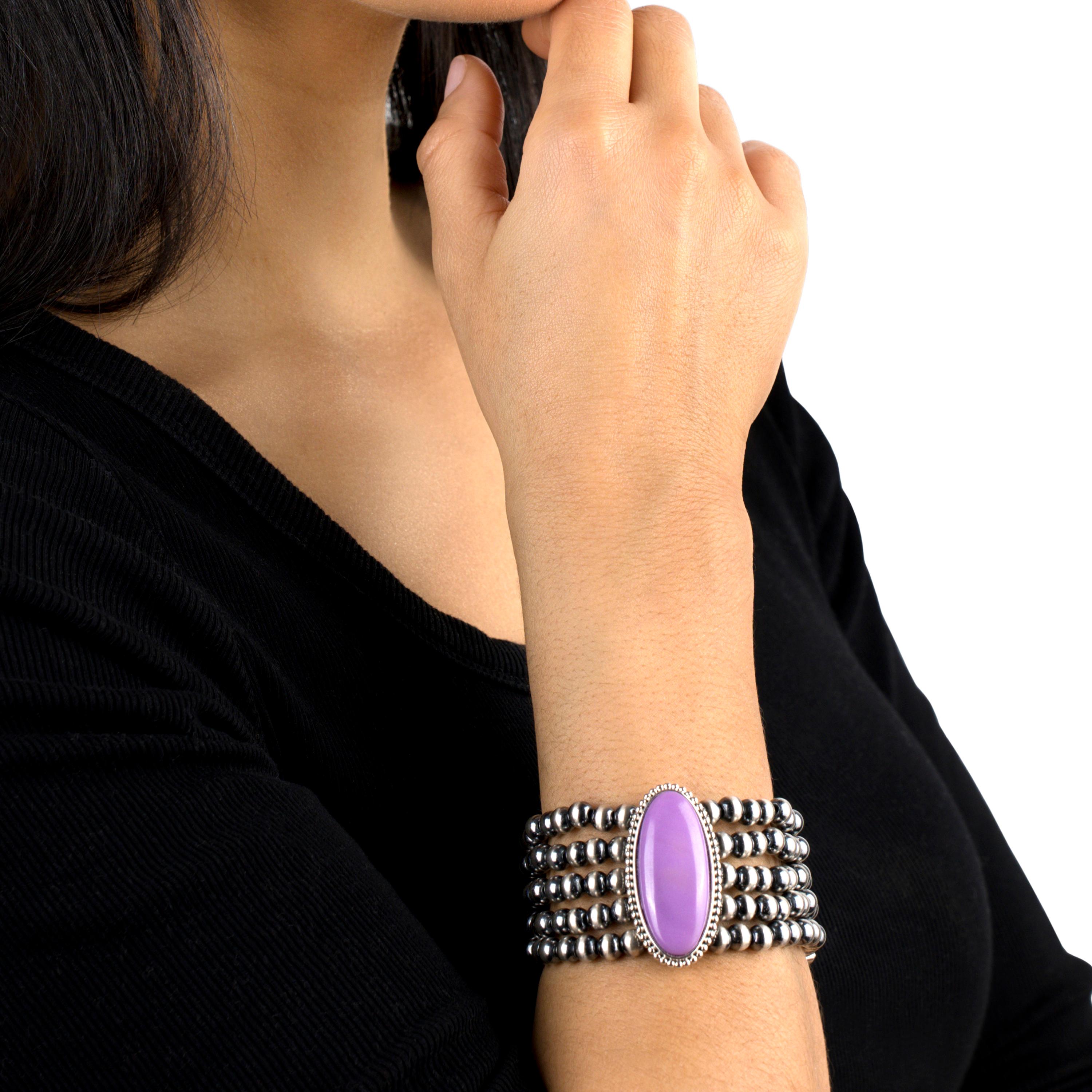 • Le bracelet présente un cabochon ovale en phosphosidérite de 16 mm x 36 mm avec un cadre en perles ; 5 rangées de perles en argent sterling oxydées et polies de 6 mm.
• Fermoir à bascule et barrette ; Petit convient aux poignets de 6,25