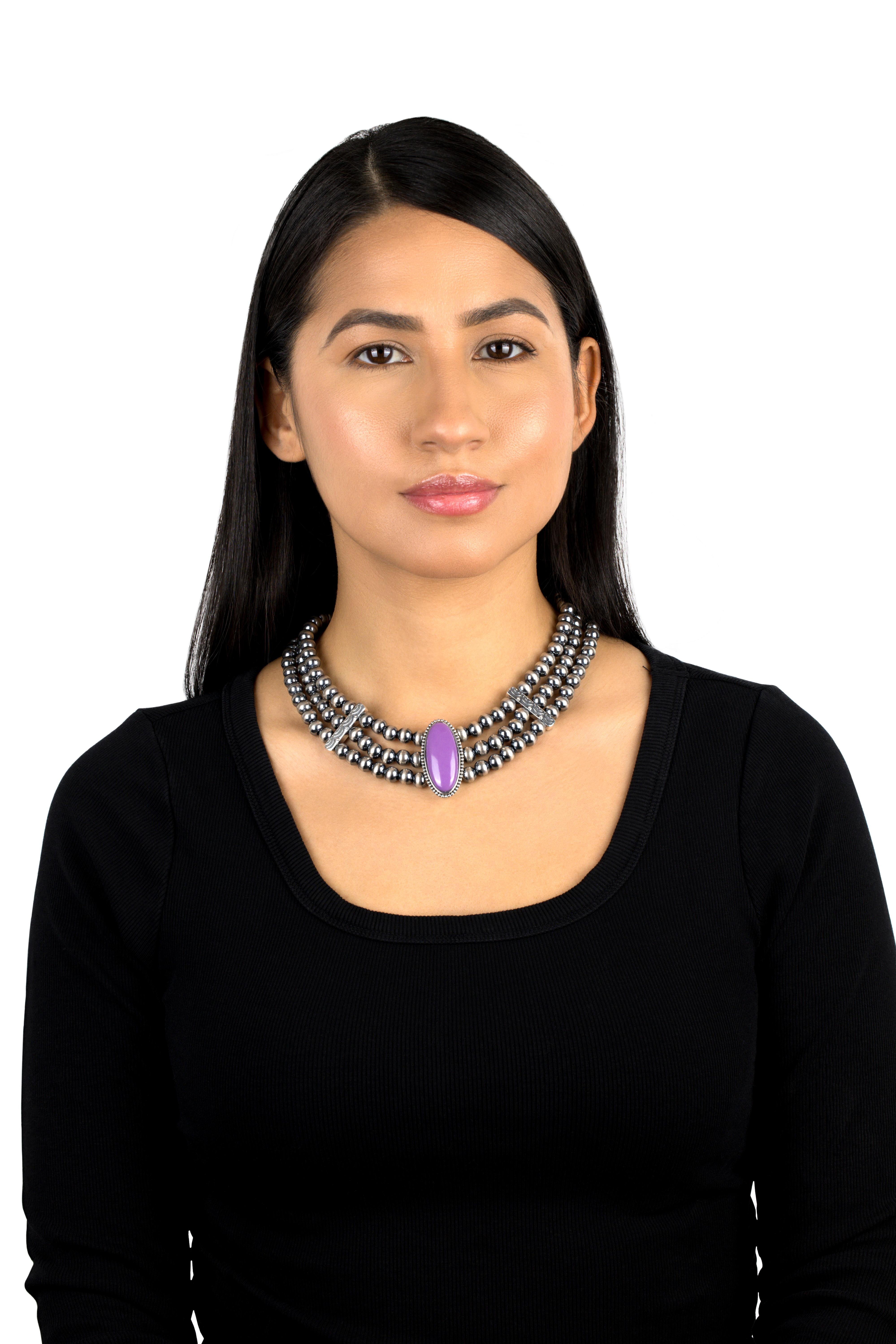 - El collar de perlas nativas incluye una triple cadena de perlas de plata de ley auténtica .925 de 8 mm con un cabujón de fosfosiderita de 16 mm x 36 mm en un bisel con cuentas en el centro
- 17