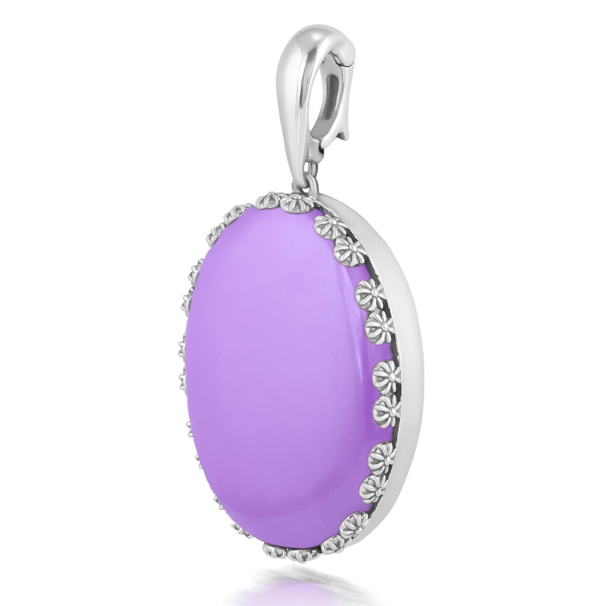 • Le pendentif rehausseur présente un cabochon de phosphosidérite ovale de 40 mm x 30 mm au centre d'un chaton accentué d'une fleur de conque.
• Longueur approximative de 2,25