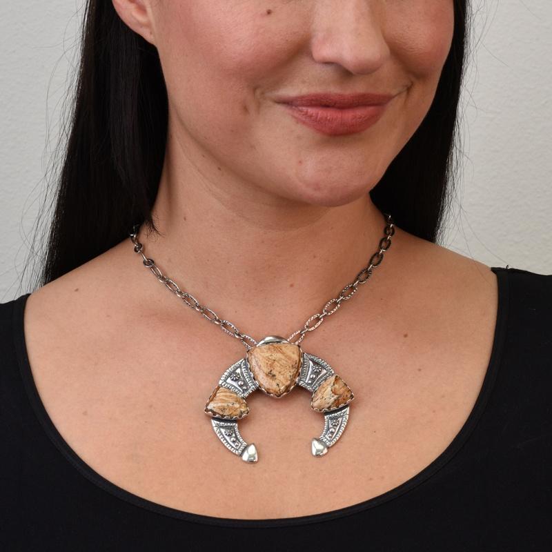 •Argent 925 ; sans nickel et hypoallergénique
• Magnifiques bijoux occidentaux - Ajoutez une touche de couleur avec ce pendentif en argent sterling inspiré du Sud-Ouest. Voici un superbe pendentif Naja à trois pierres en jaspe naturel, parfait pour