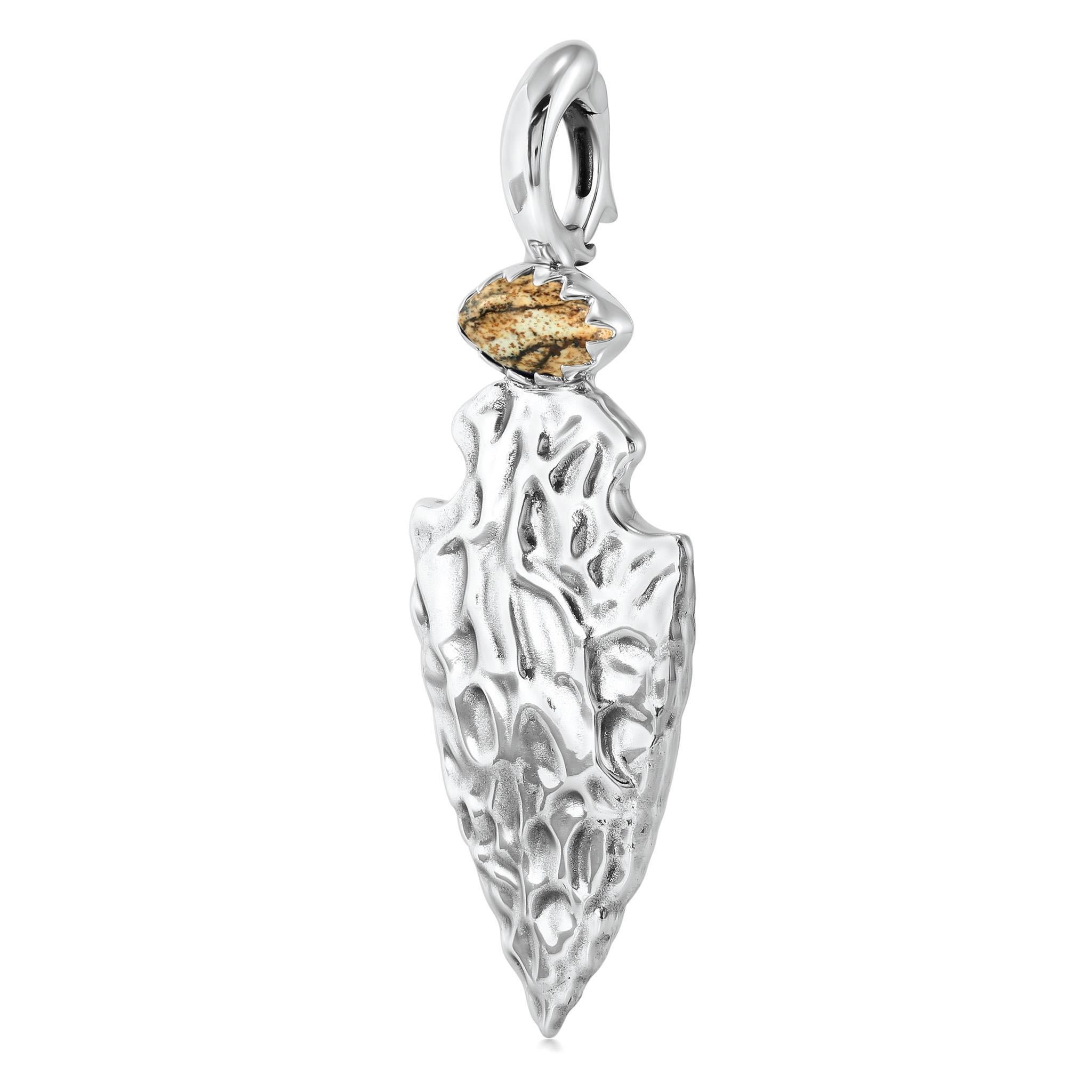 • Pendentif en forme de flèche en argent sterling conçu par Fritz Casuse, avec cabochon de jaspe sur l'attache supérieure ; légèrement oxydé, motif martelé texturé.
• Environ 3