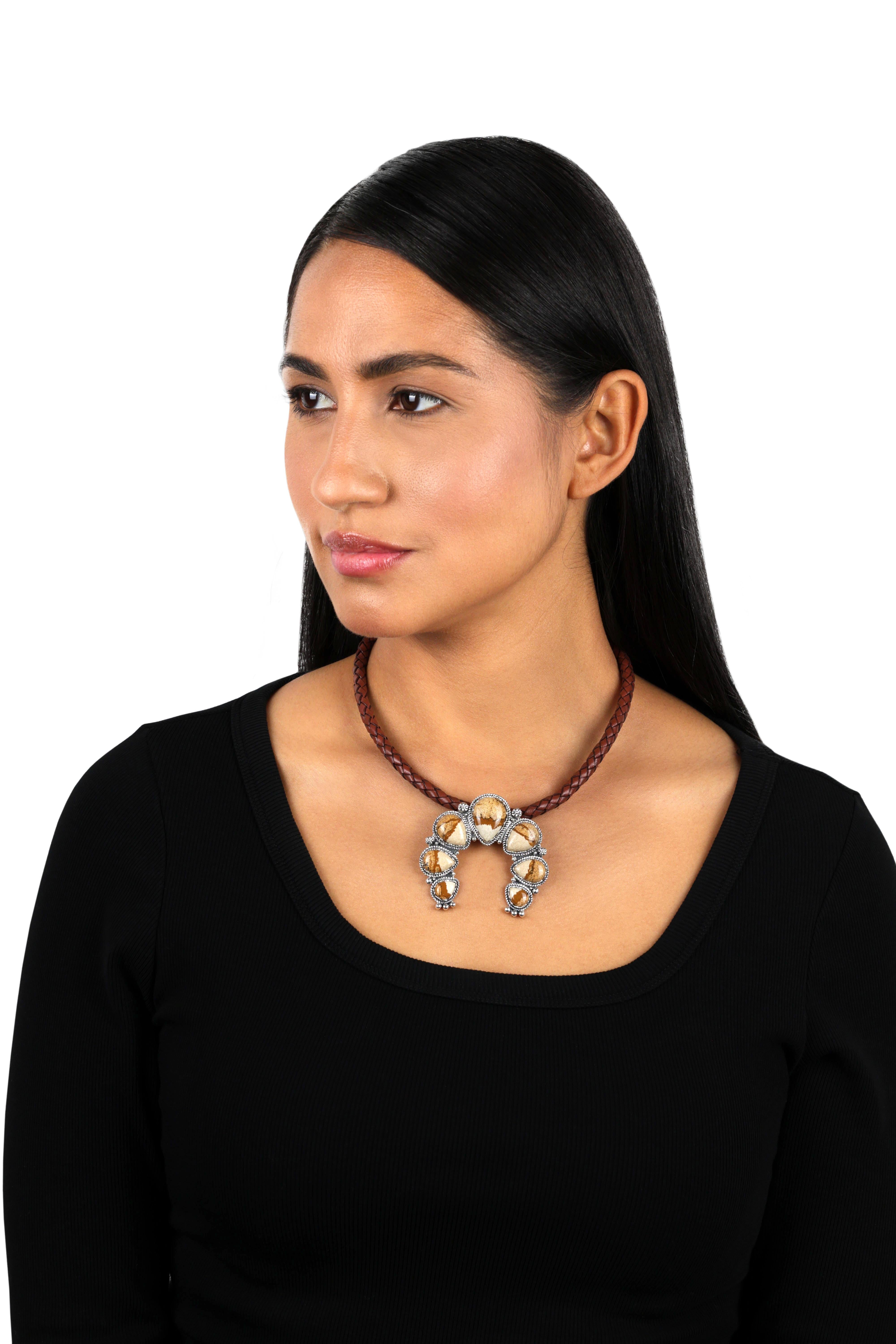  Le grand pendentif Naja est orné de cabochons de pierres précieuses en forme de poire de Jasper sertis dans un cadre festonné ; il est orné de motifs floraux et de corde.
• Mesure environ 2,4