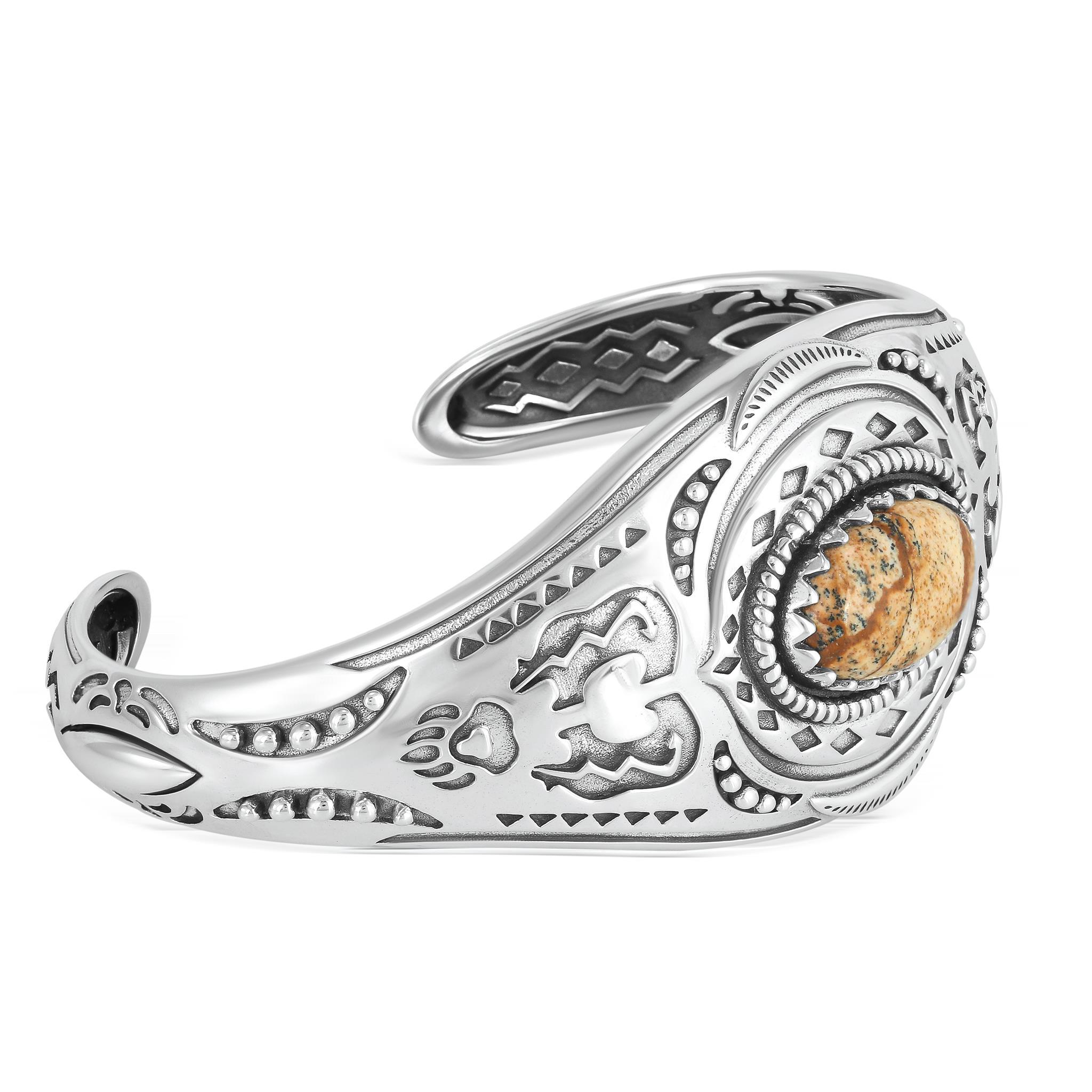 • Le bracelet est orné d'un cabochon ovale de 15 x 10 mm en jaspe photo au centre ; lunette dentelée ; cordon en argent sterling, perles et griffes d'ours.
• Taille des poignets : 1.75