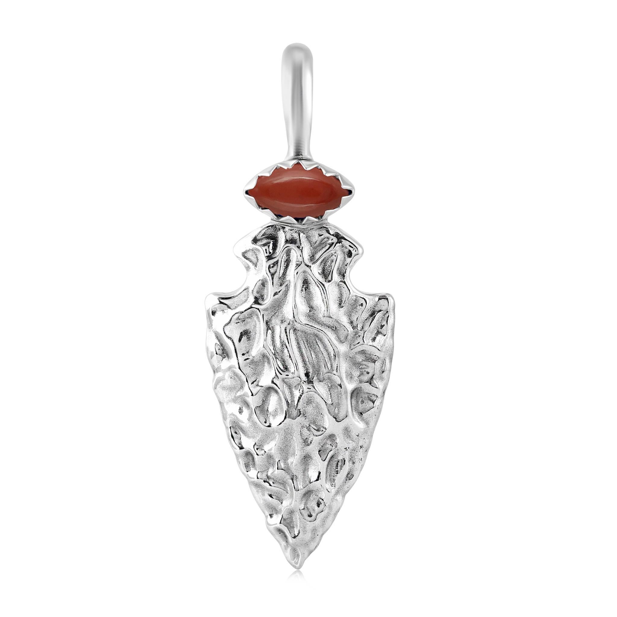 • Pendentif en argent sterling avec pointe de flèche et cabochon de jaspe rouge sur le fermoir supérieur ; légèrement oxydé, motif martelé texturé.
• Environ 3