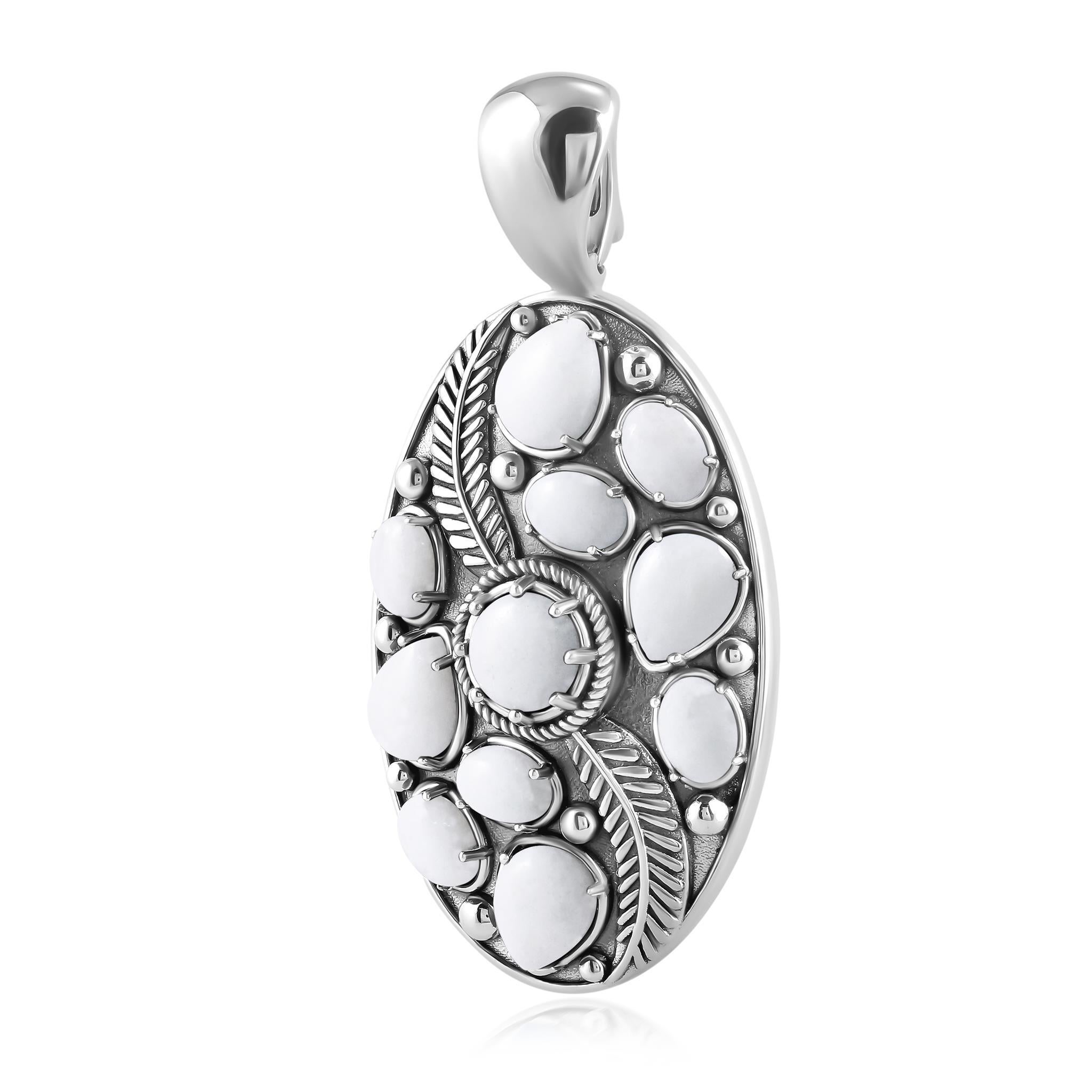 • Enhancer en argent sterling avec 11 cabochons d'Agate blanche poire, ovale et ronde sertis ; accents de feuilles ; détails de perles ; finition oxydée
• Mesure environ 75