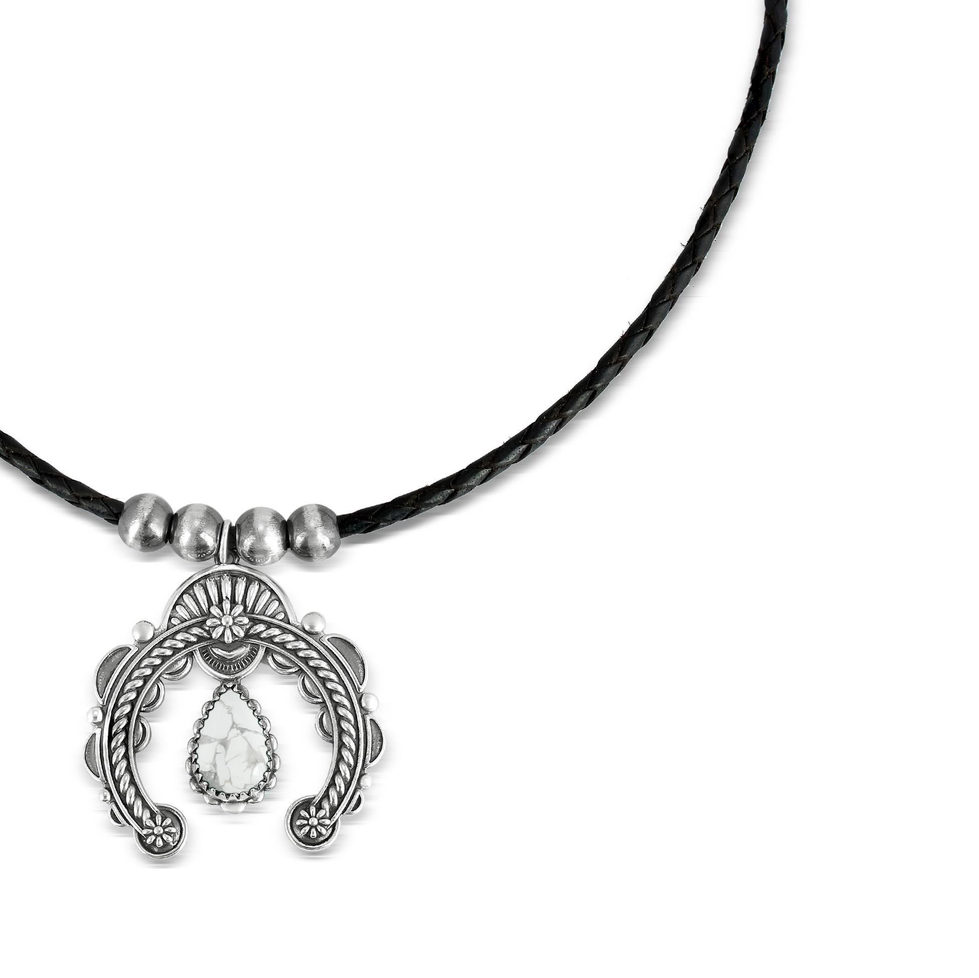 - La collana presenta un cordino in pelle nera intrecciata; una gemma bianca Howlite a forma di pera con castone seghettato; una Corde in argento Sterling; dettagli floreali in corda e concha; 4 perle native in argento Sterling ossidate e a righe.
-