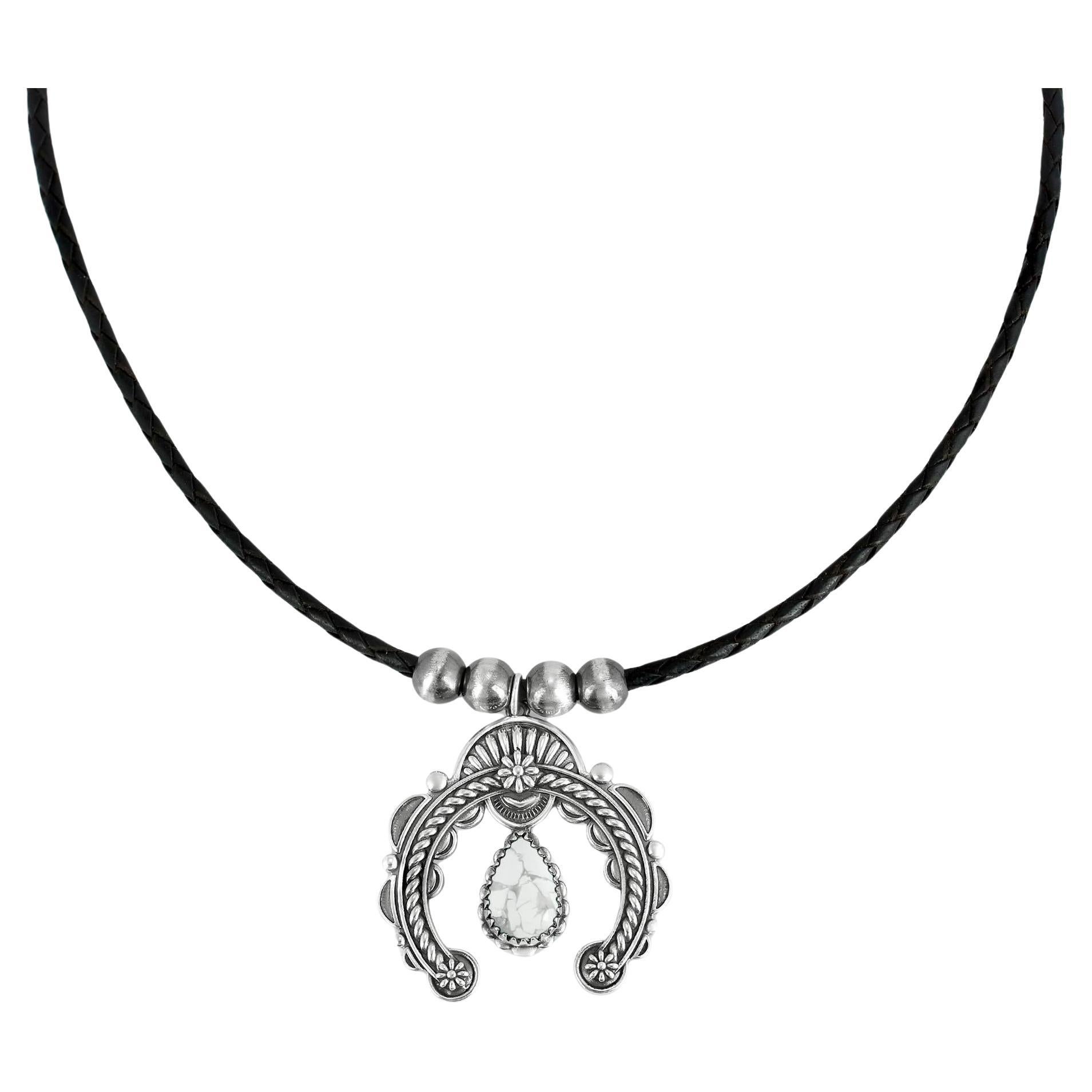 A. Silver Collana Naja in argento sterling con Howlite bianca e pelle nera in vendita
