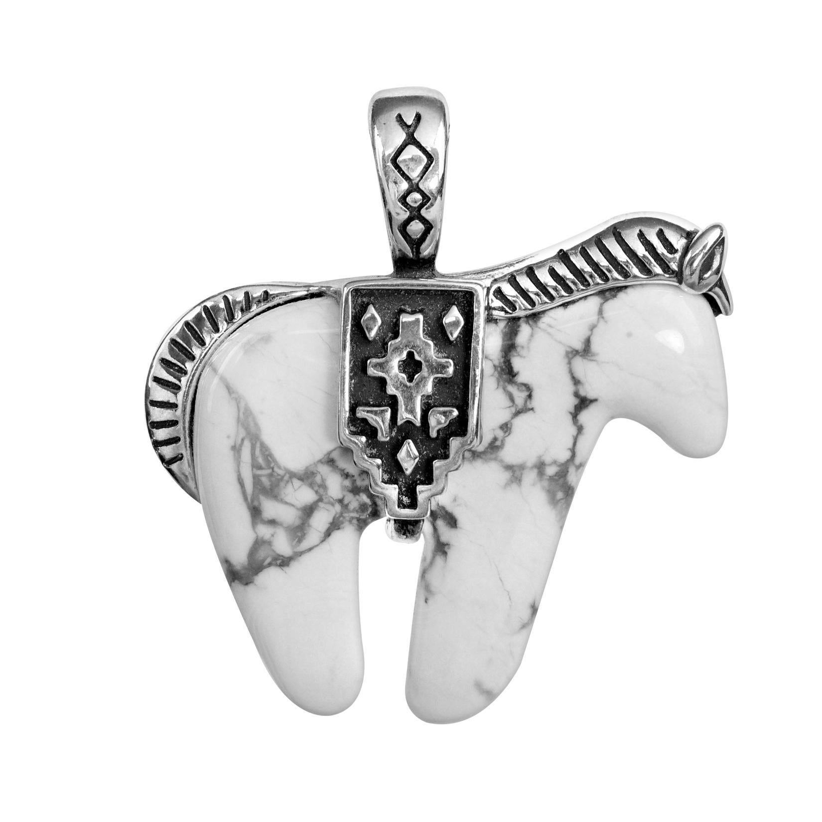 Grezzo Ciondolo in argento sterling dell'American West con spirito di cavallo in howlite bianca, che arricchisce il ciondolo in vendita