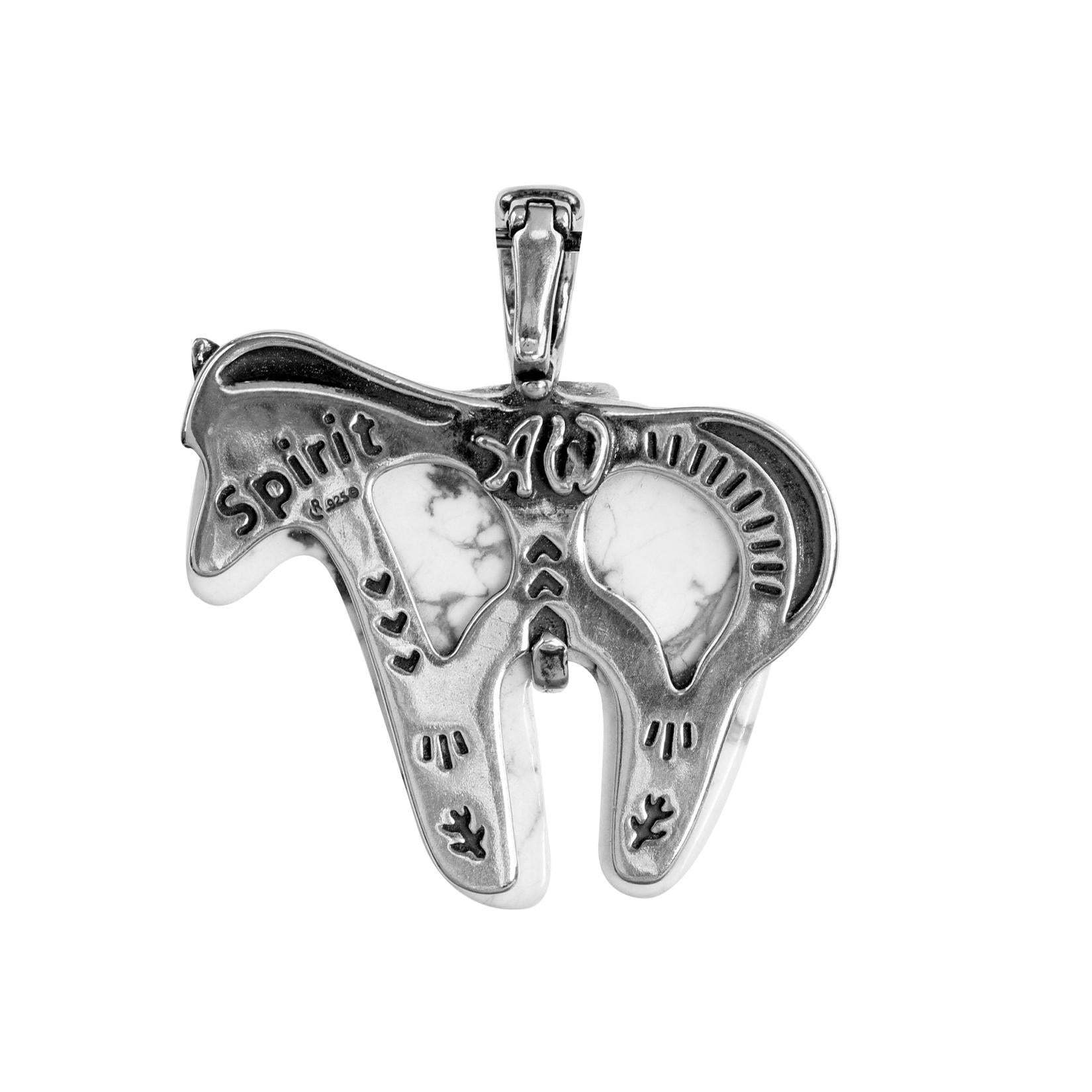 Donna Ciondolo in argento sterling dell'American West con spirito di cavallo in howlite bianca, che arricchisce il ciondolo in vendita