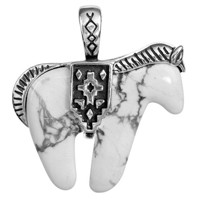 Ciondolo in argento sterling dell
American West con spirito di cavallo in howlite bianca, che arricchisce il ciondolo
