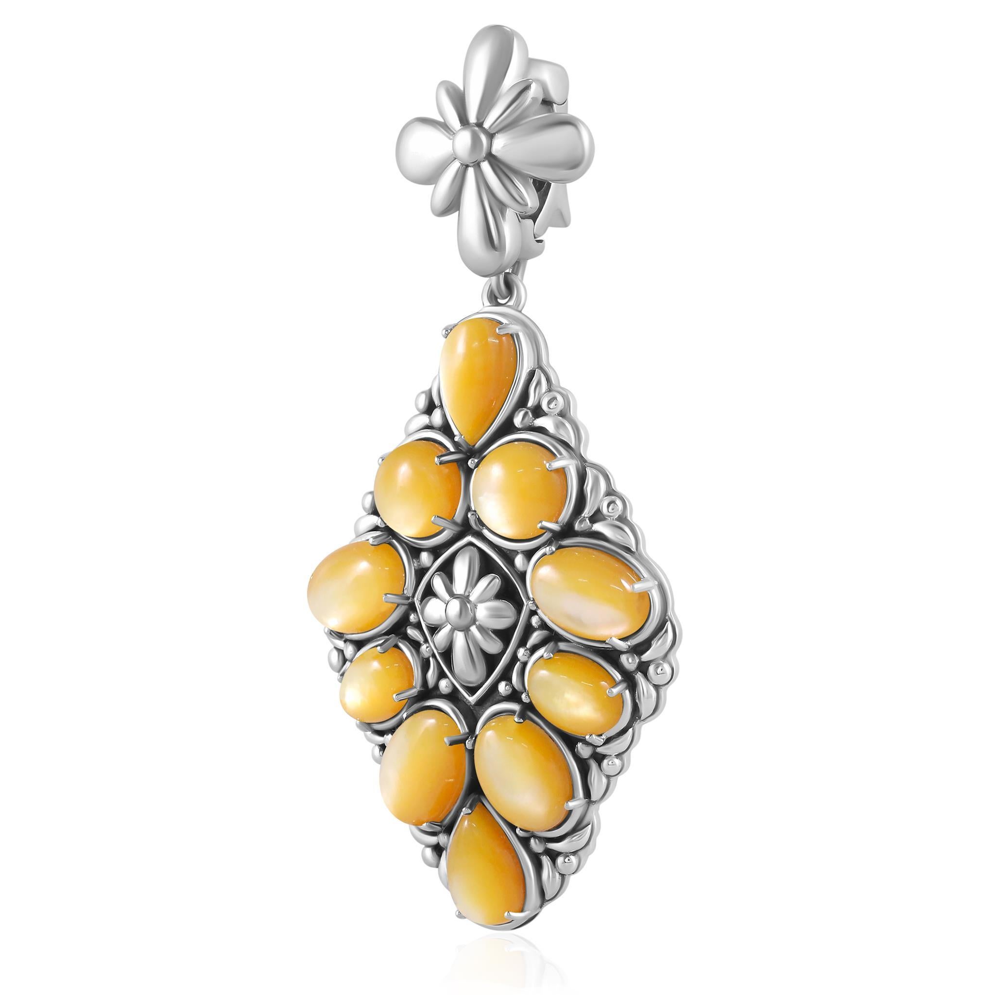 • Magnifique pendentif en forme de diamant ; cabochons de nacre jaune en forme de rond, d'ovale et de poire ; serti clos ; finition oxydée.
• Environ 2,5