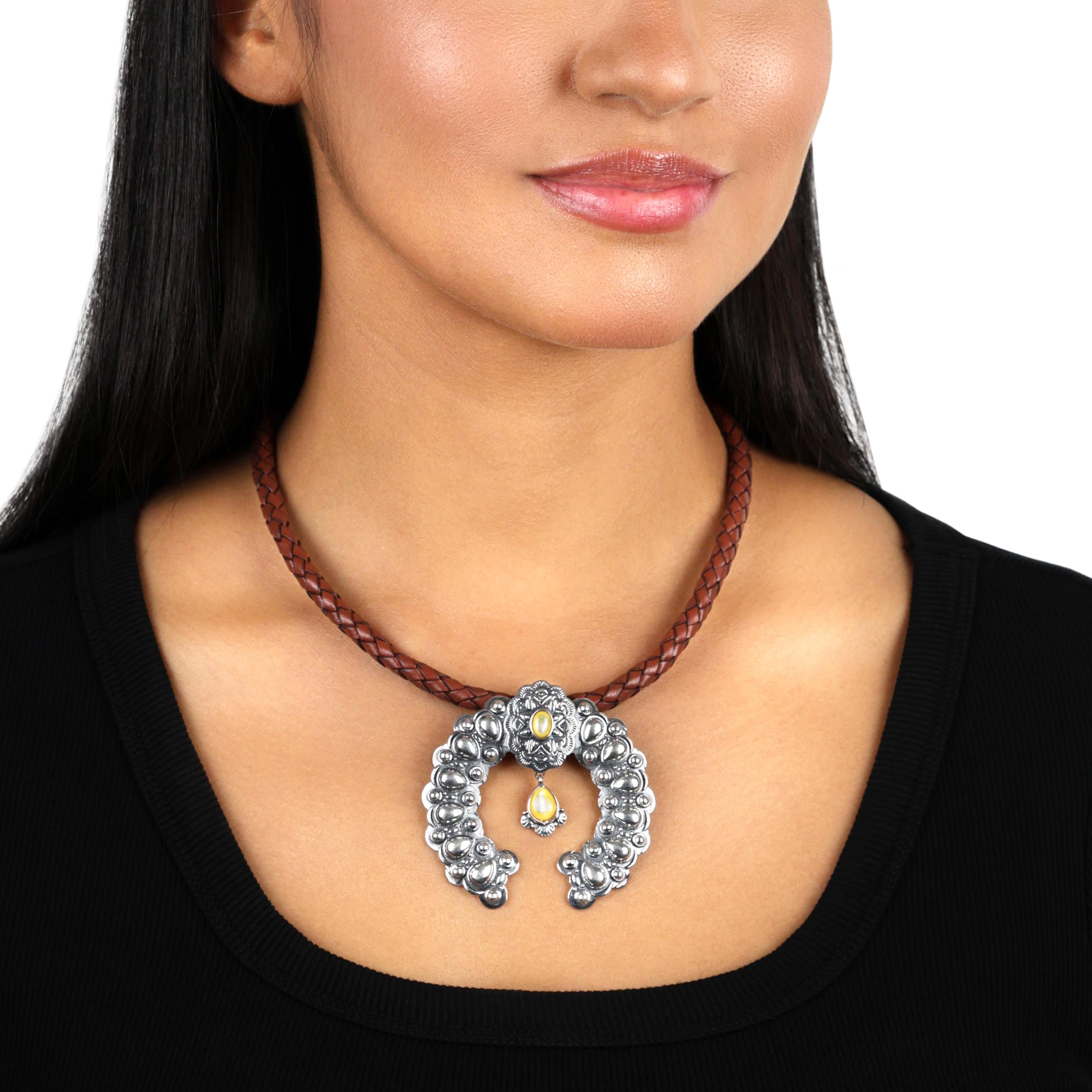 • Le pendentif comporte une bordure en argent perlé, des perles en argent en forme de poire, 2 pierres précieuses en nacre jaune ; une ovale sertie avec des accents de soleil et une poire pendante avec des accents d'éventail ; finition oxydée et