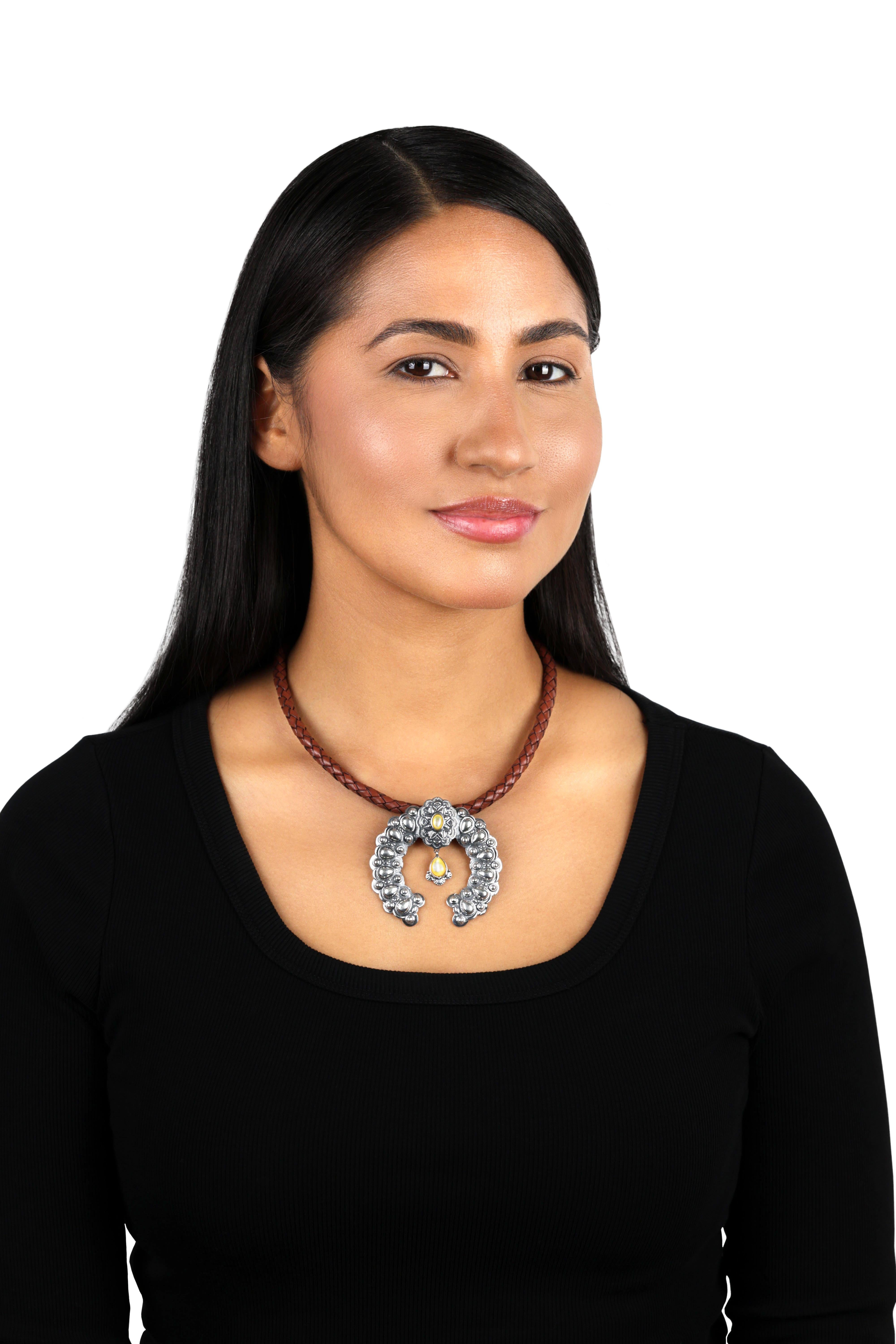 Pendentif Naja d'American West en argent sterling avec nacre jaune Pour femmes en vente