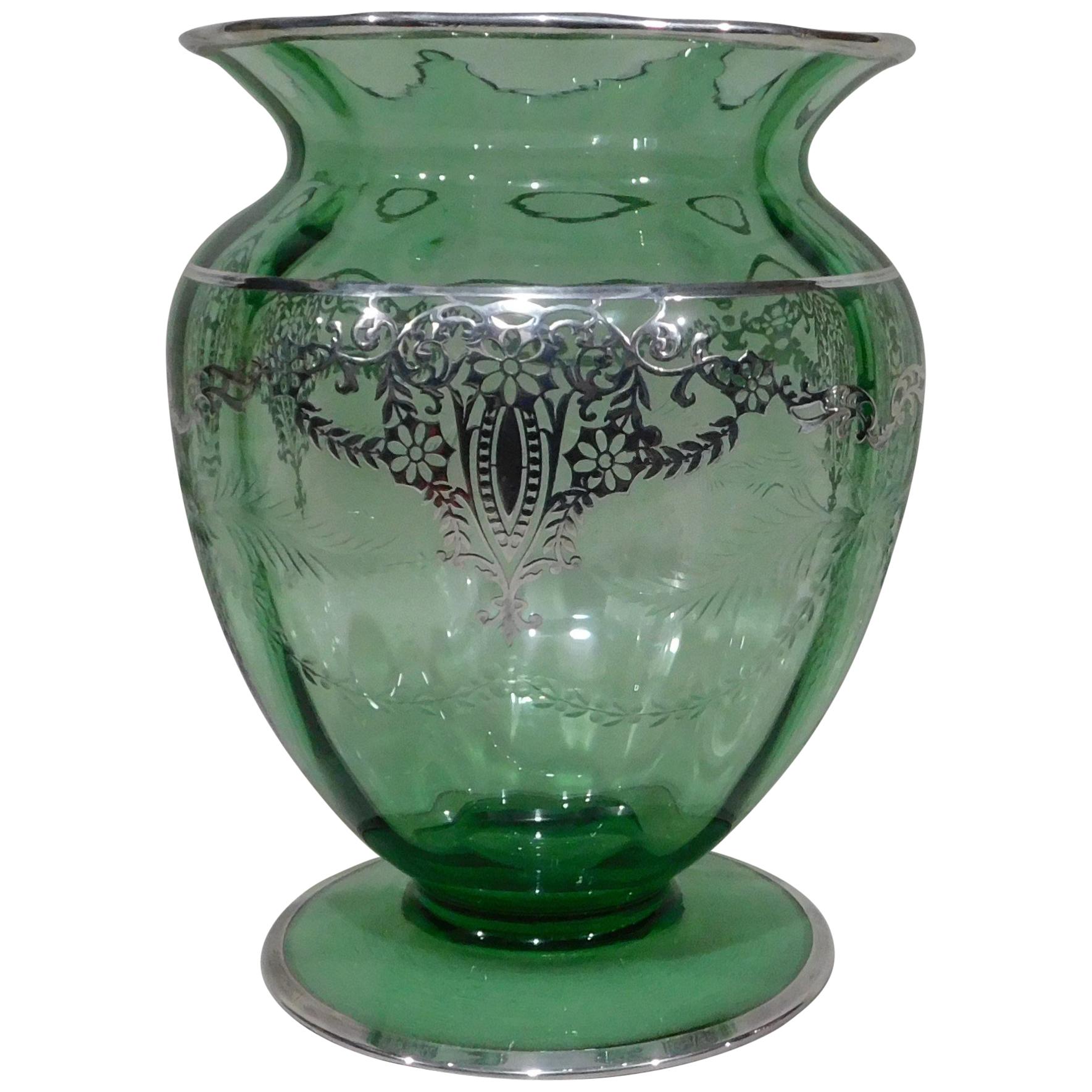 Vaso americano a ruota in vetro verde tagliato con sovrapposizione d'argento, circa 1920 in vendita