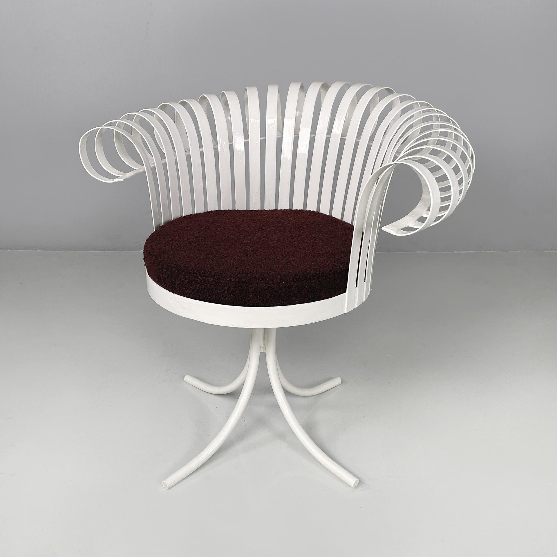 Fauteuils de jardin américains en métal blanc par Russell Wood Art, 1960s
Ensemble de quatre fauteuils avec assise ronde paddée en tissu teddy marron, le marron tirant sur le rouge. Le dossier et les accoudoirs sont constitués de bandes incurvées,