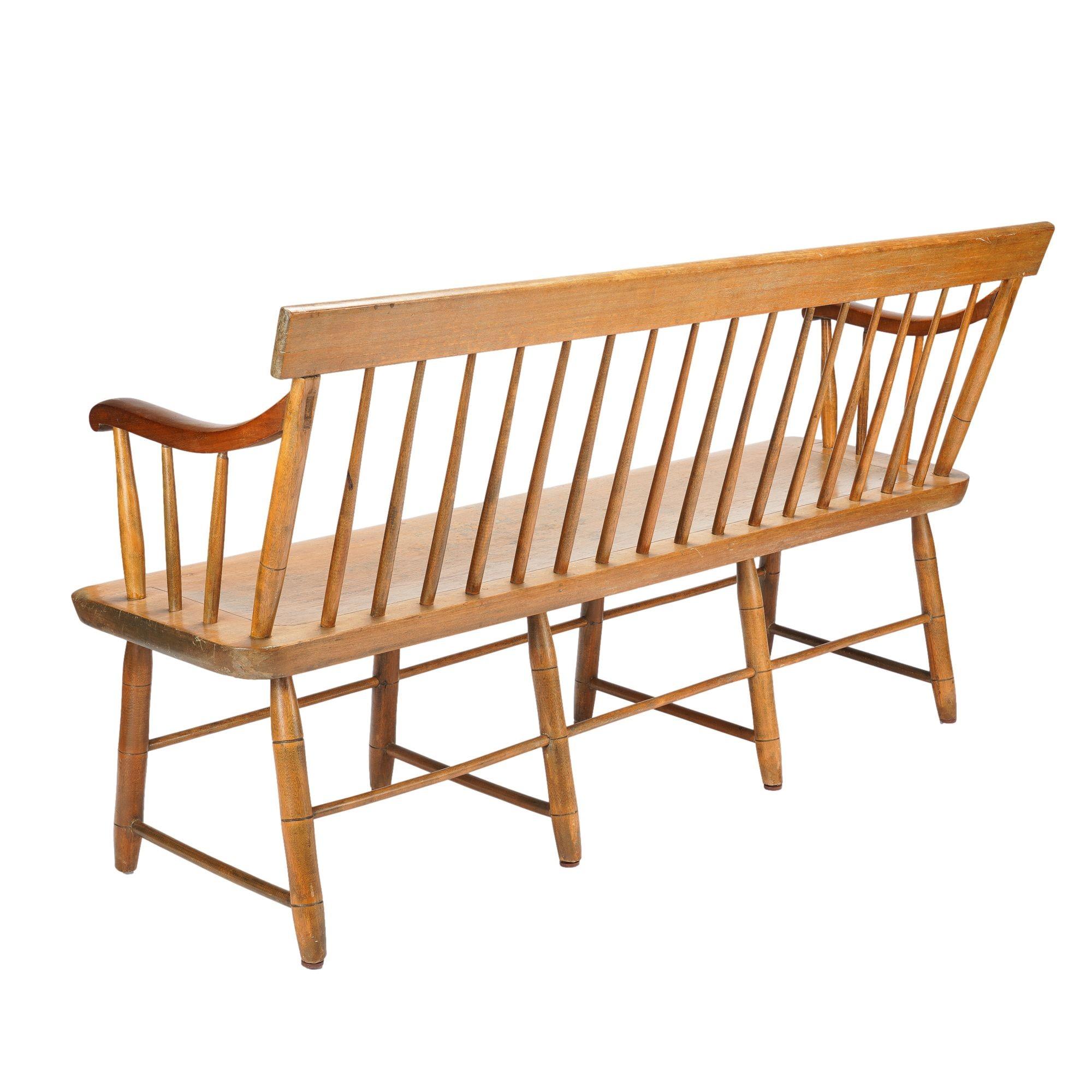 American Windsor bench, c. 1830 In Good Condition For Sale In Kenilworth, IL
