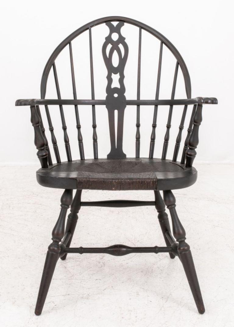 Amerikanischer Stuhl im Windsor-Stil, spätes 19. Jahrhundert, mit typischer hufeisenförmiger Rückenlehne und Spindeln über einem geformten Sitz aus Binsen, auf vier gedrechselten Beinen, die durch Bahren verbunden sind. 

Händler: S138XX