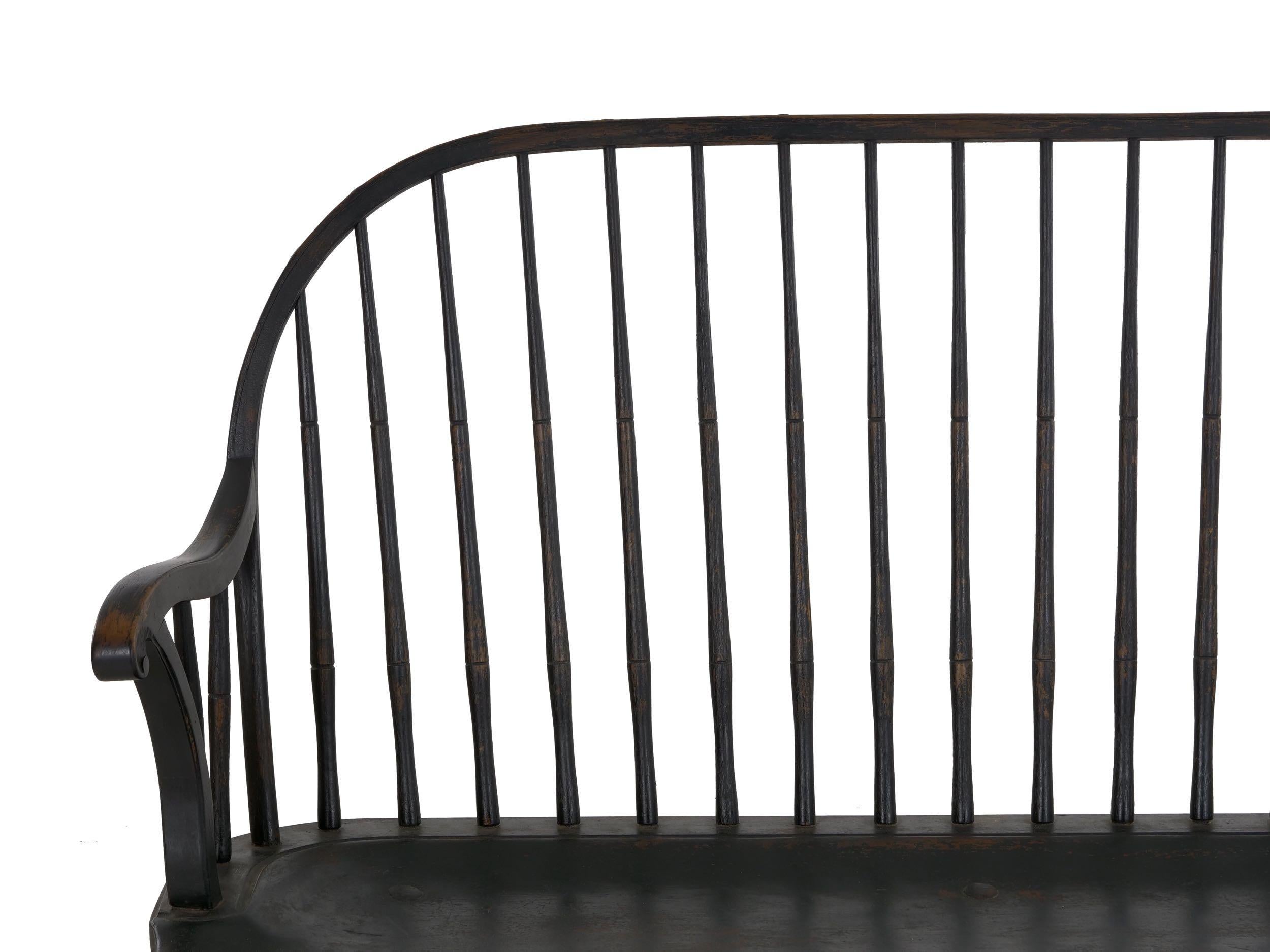 American Windsor Style Black Painted Sack-Back Settee Bench, 20th Century In Good Condition In Shippensburg, PA