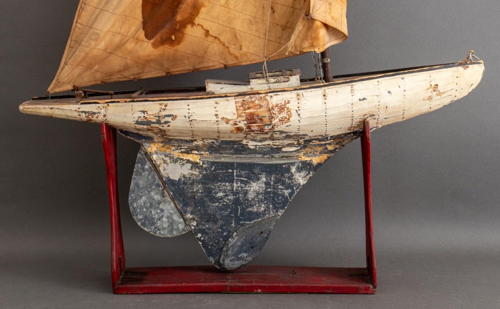 American polychromed wooden boat model on stand, with polychrome painted decoration, and linen sails, original condition.

Dimensions: 60