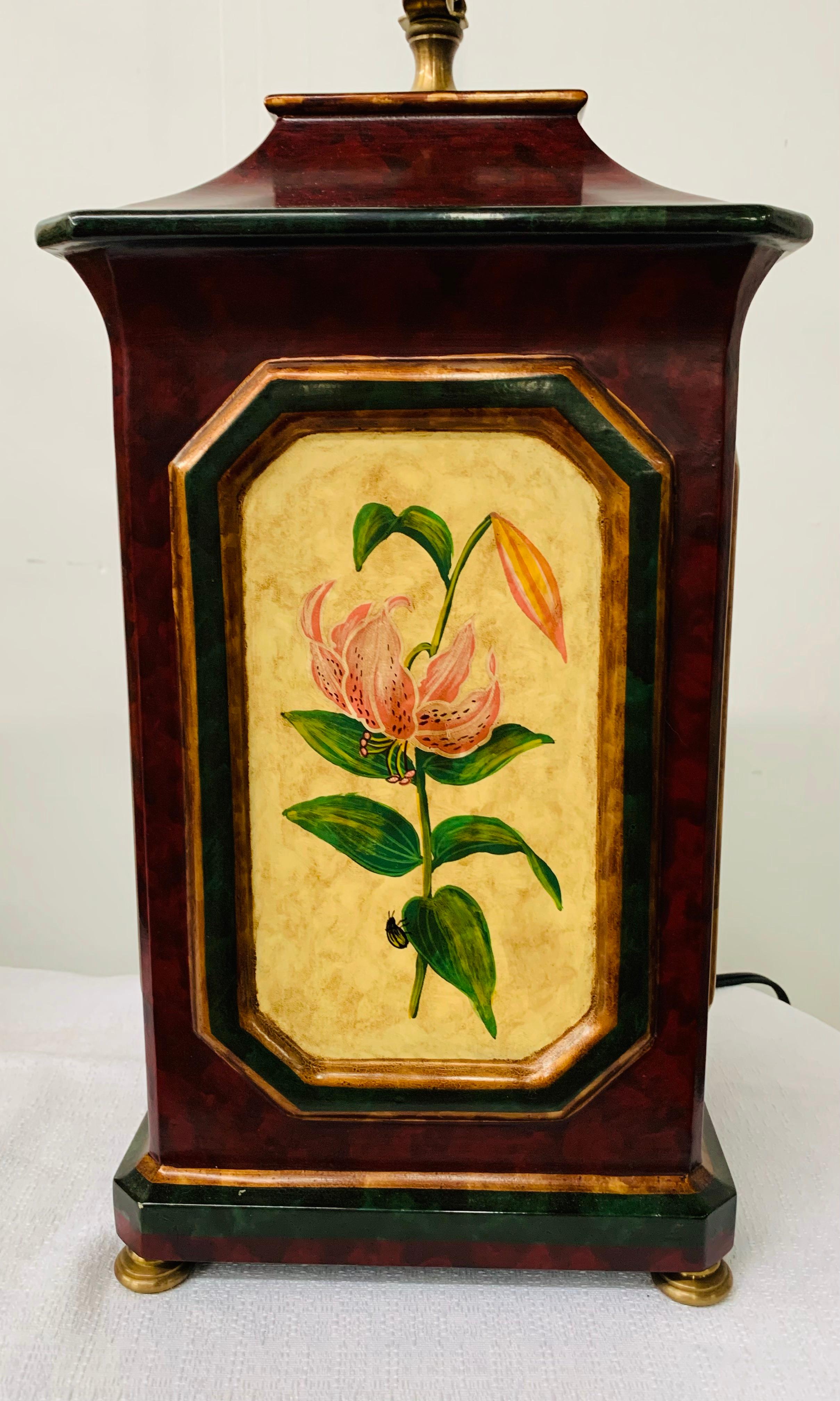 Paire de lampes de bureau orientales en bois peintes à la main avec décoration florale en vente 3