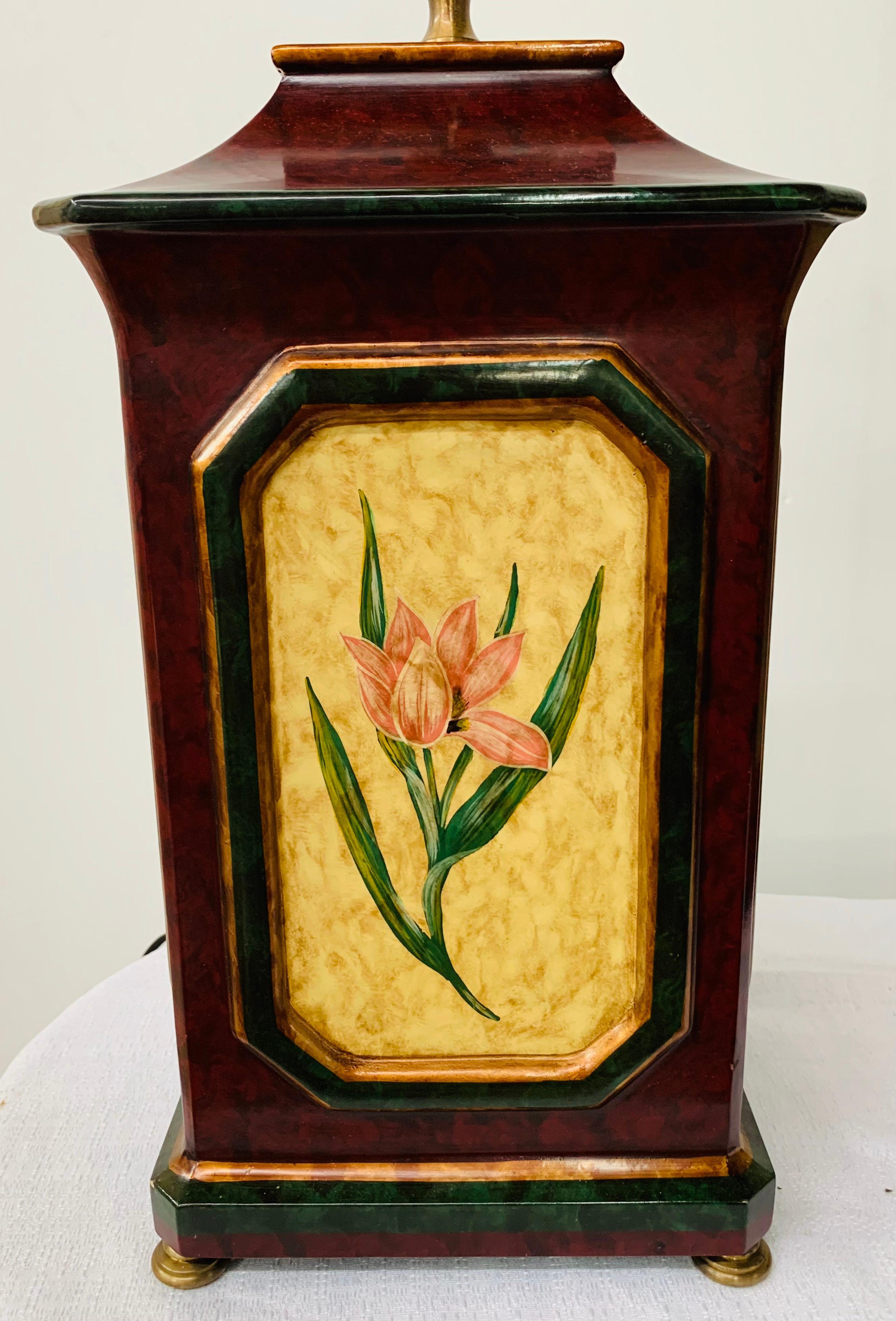 Paire de lampes de bureau orientales en bois peintes à la main avec décoration florale en vente 8