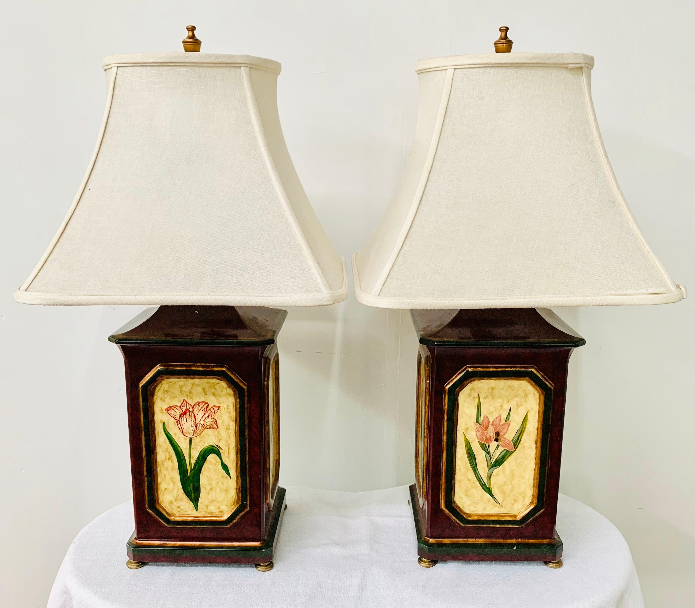 Dieses elegante Paar orientalischer, handbemalter Holztischlampen zeichnet sich durch ein feines, handgemaltes Blumenmuster auf den vier Seiten des Lampenfußes aus. Das Paar ist eine klassische und stilvolle Ergänzung für Ihr Wohnzimmer.