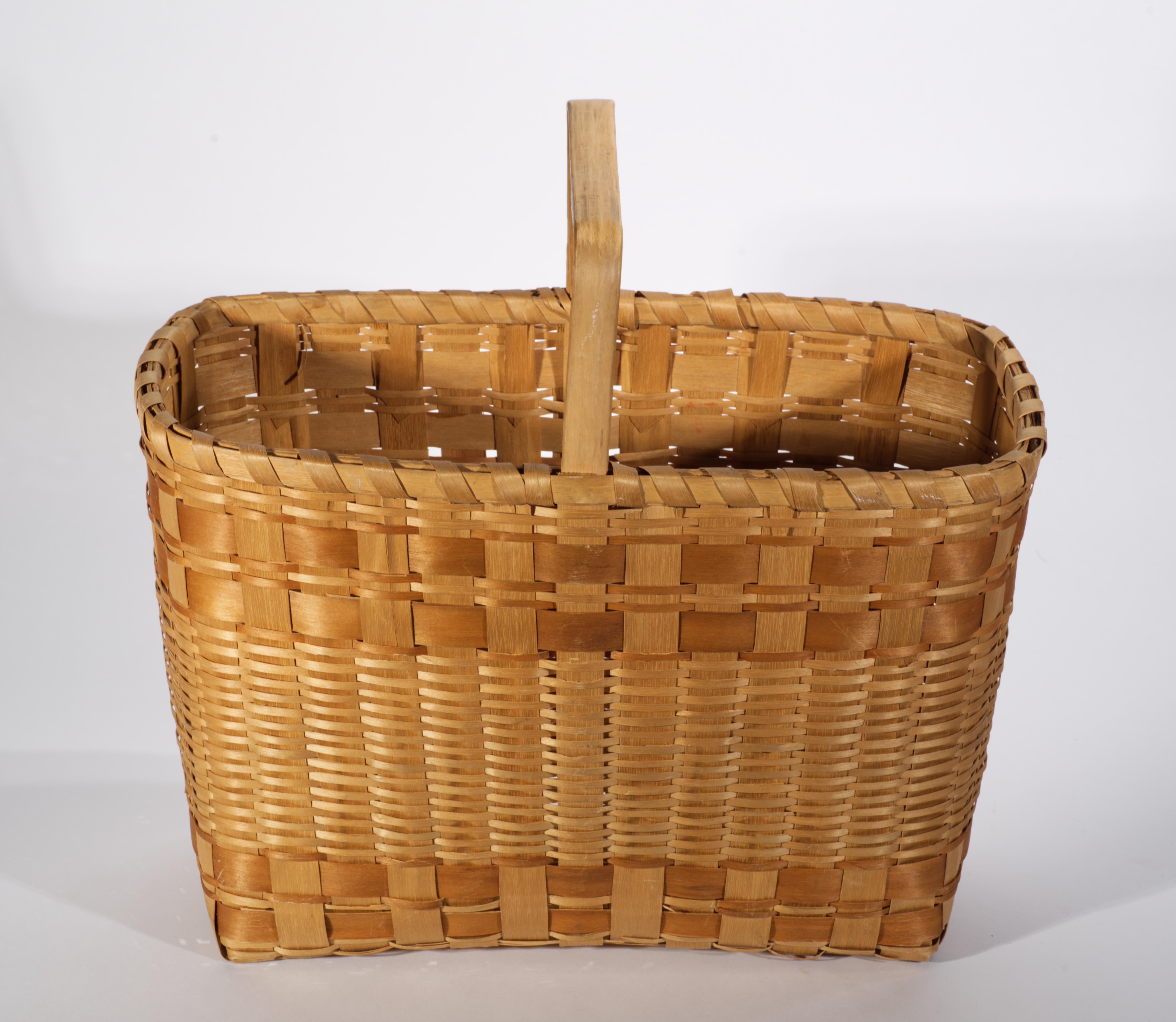  Il cesto da mercato intrecciato antico o vintage ha una forma rettangolare tradizionale con bordo rinforzato e manico in legno massiccio intagliato. Il bordo è formato da stecche di frassino ricurve intagliate con stecche di frassino, mentre il