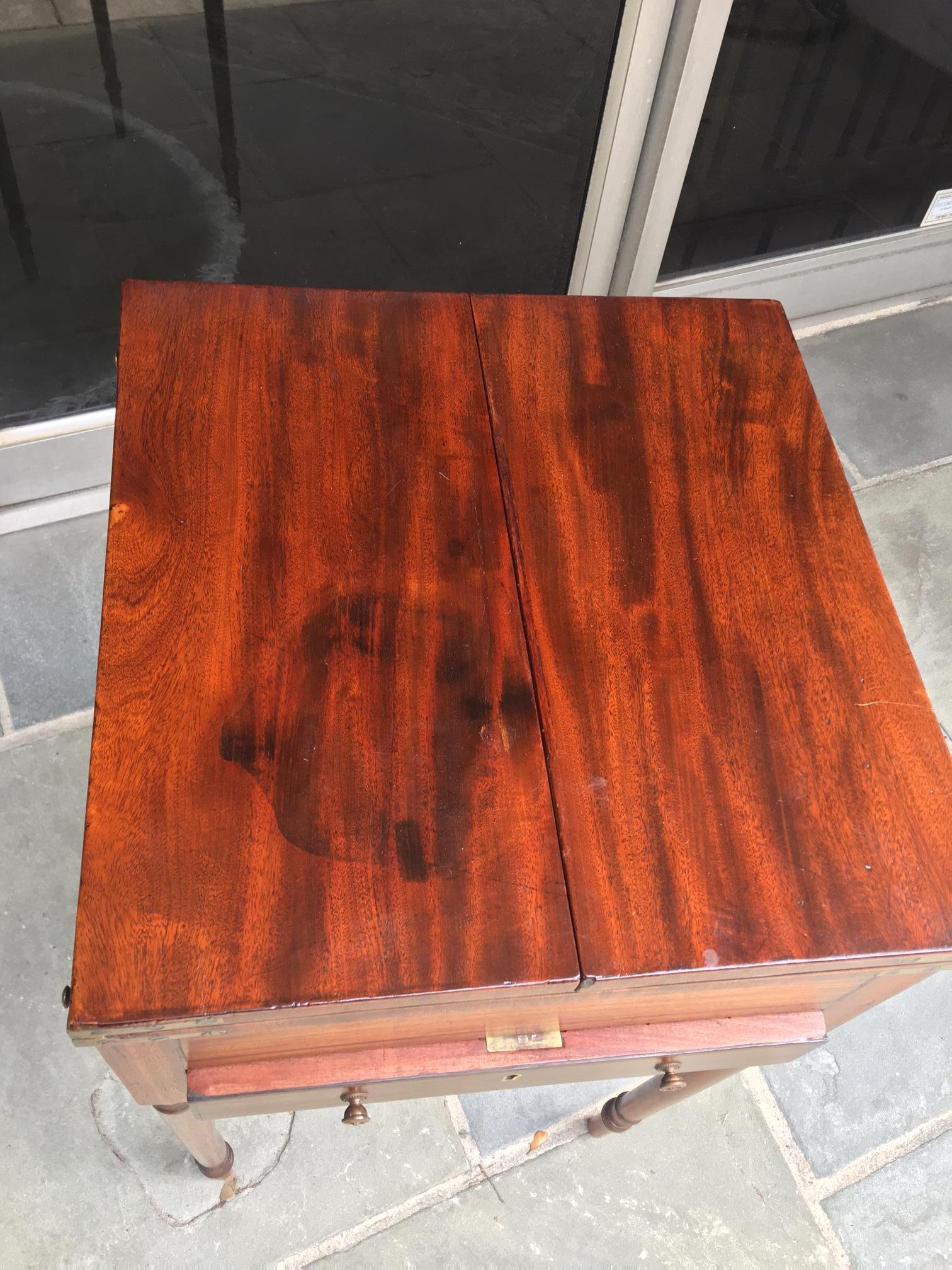 Mesa de escritorio American Leather con tapa abatible y dos cajones con compartimentos en venta 10
