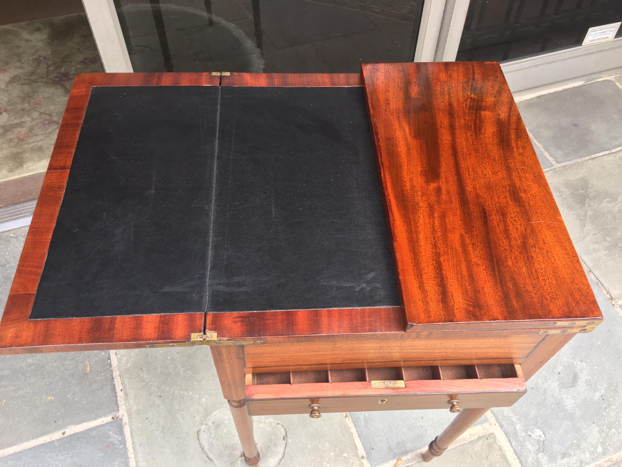Mesa de escritorio American Leather con tapa abatible y dos cajones con compartimentos en venta 11