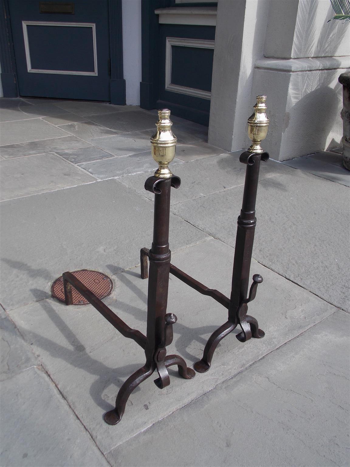 Chandeliers américains en fer forgé et laiton avec une urne en forme de fleuron, des socles circulaires carrés décoratifs à volutes, des crochets en forme de broche, des pieds en forme de chien en fer d'origine et des pieds en forme de penny, fin du