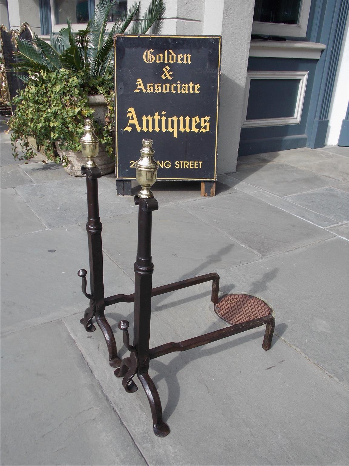 Colonial américain Andirons américains en acier forgé et laiton à fleuron en forme d'urne avec pieds Penny, datant d'environ 1780 en vente