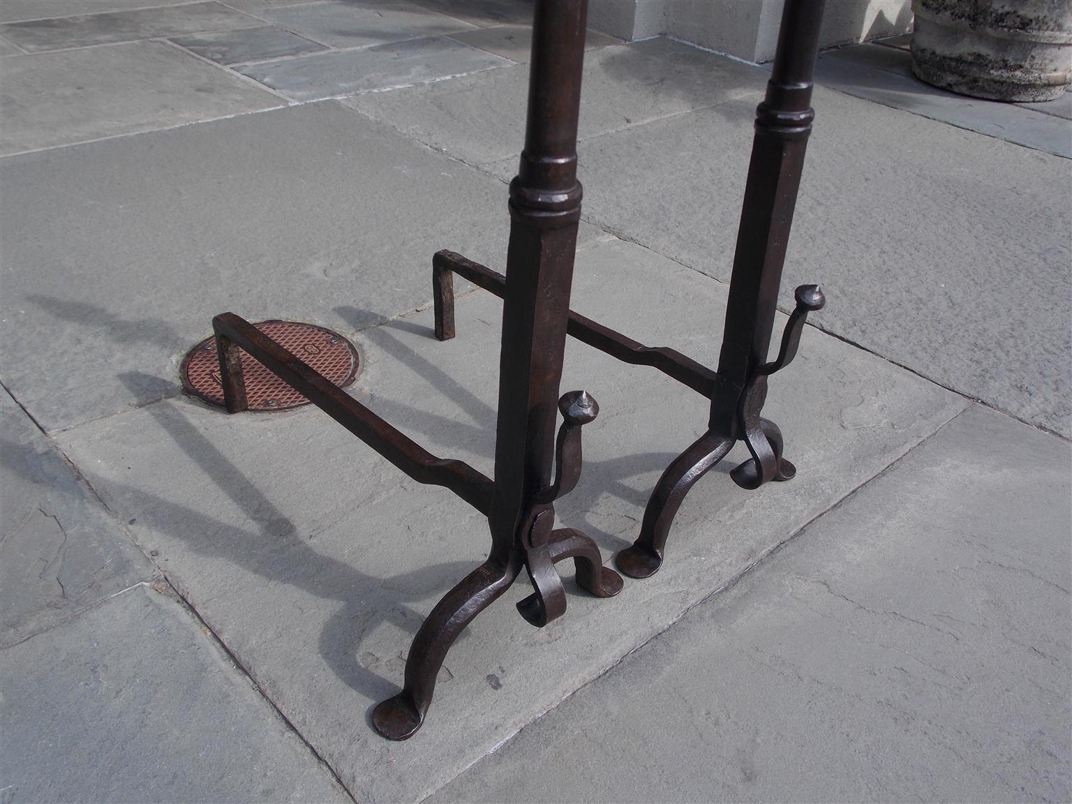 Andirons américains en acier forgé et laiton à fleuron en forme d'urne avec pieds Penny, datant d'environ 1780 Excellent état - En vente à Charleston, SC