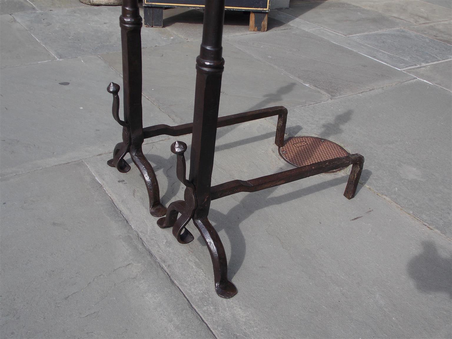 Fin du XVIIIe siècle Andirons américains en acier forgé et laiton à fleuron en forme d'urne avec pieds Penny, datant d'environ 1780 en vente