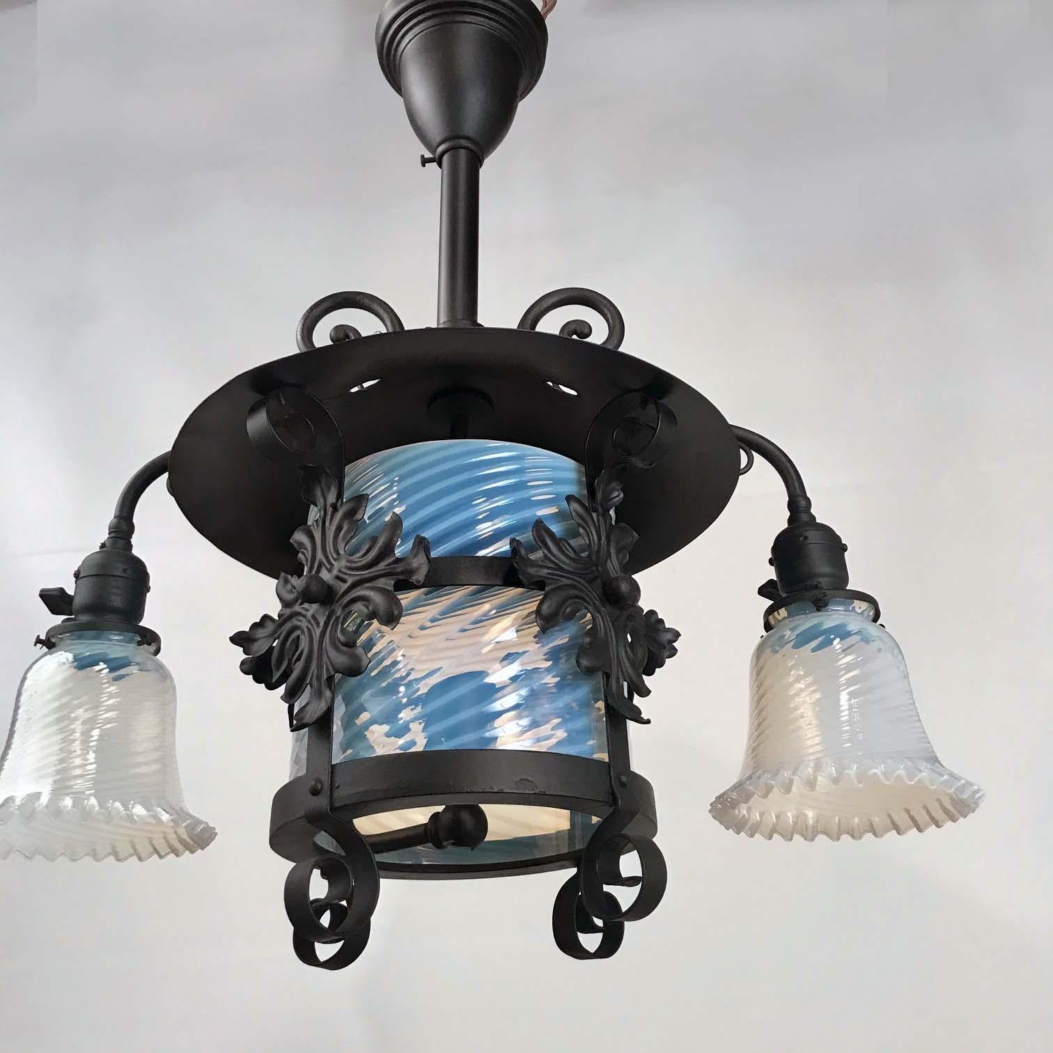 American Wrought Iron and Opaline Glass Gas/Electric Lantern In Good Condition For Sale In Montreal, QC