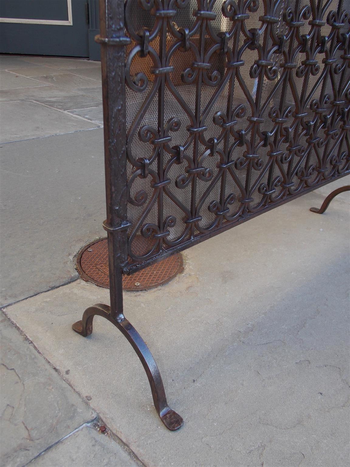 American Wrought Iron Ball Top Freestanding Fire Place Screen, Circa 1820 In Excellent Condition For Sale In Hollywood, SC