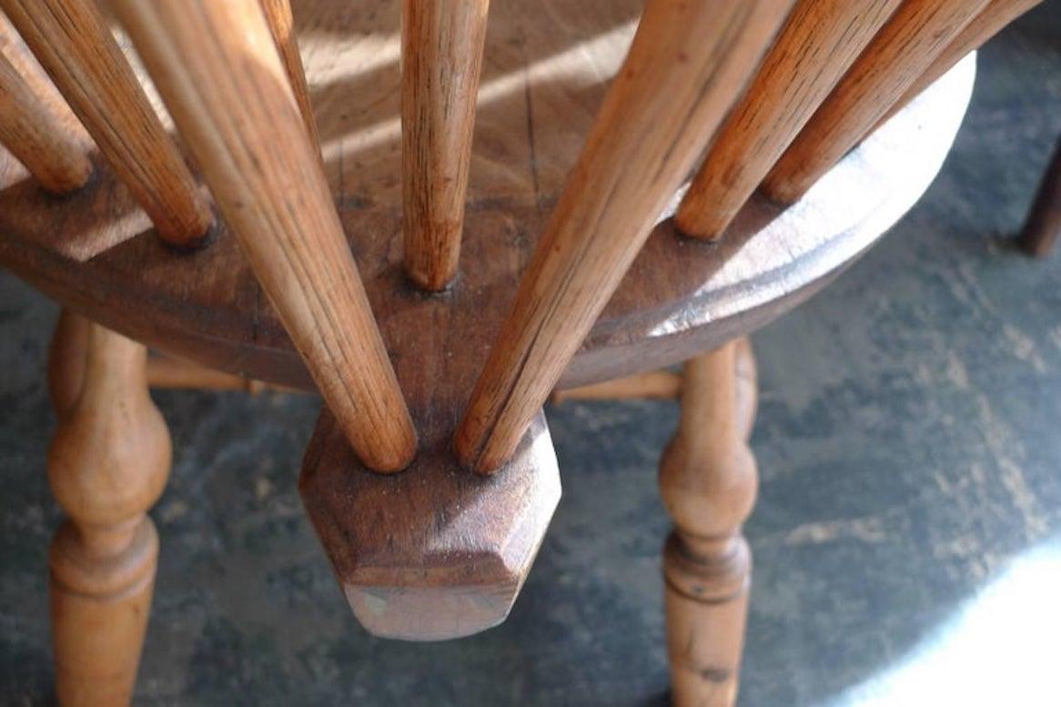 Amerikanischer XVIII Windsor-Sessel mit Vase und ringförmig gedrechselten Stützen im Angebot 5