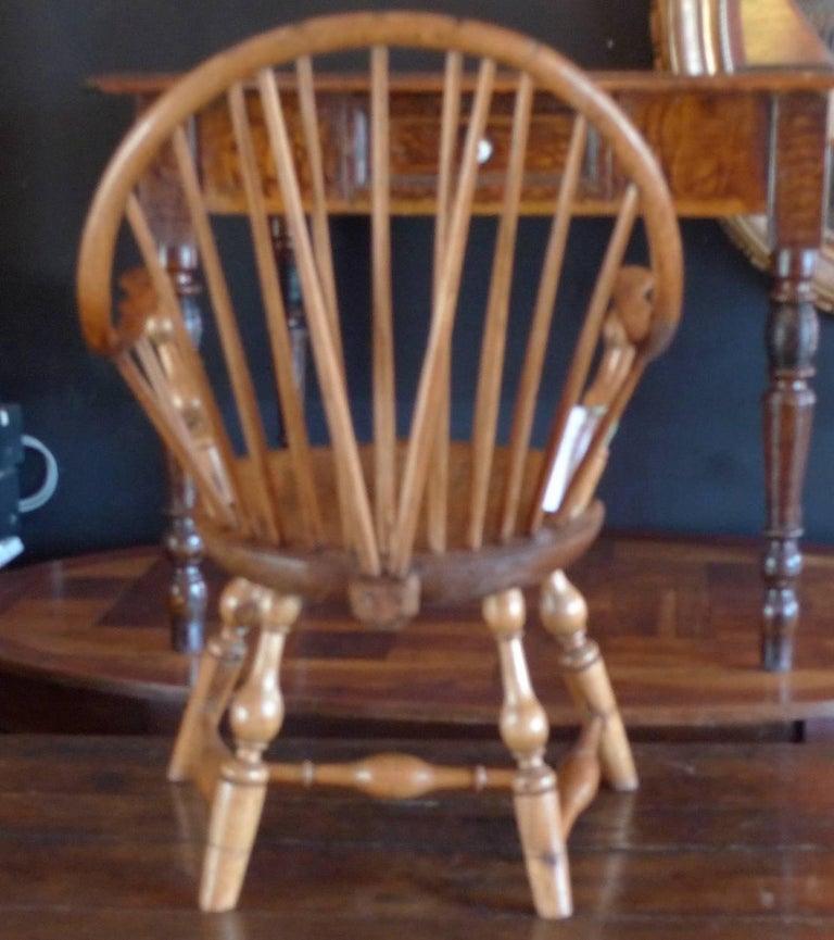 Stained American XVIII Windsor Continuous Armchair with Vase and Ring-Turned Supports For Sale