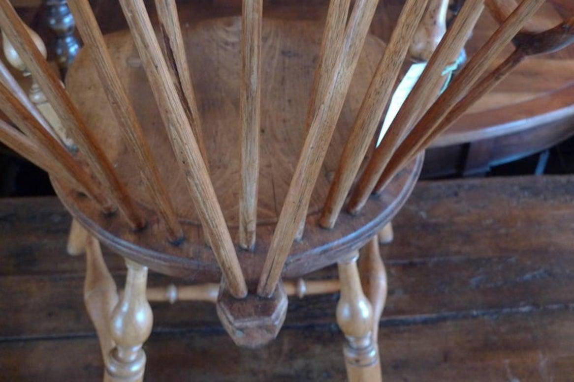 Amerikanischer XVIII Windsor-Sessel mit Vase und ringförmig gedrechselten Stützen (Holz) im Angebot