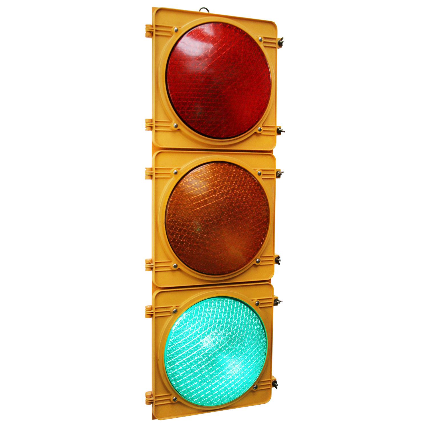 American traffic Light
Yellow plastic cover.
3 on / off switches. 

Also suitable as wall light.

Weight: 8.50 kg / 18.7 lb

LED 110 volt (including 110 to 220 transformer for 220 volt countries)

Priced per individual item. All lamps have