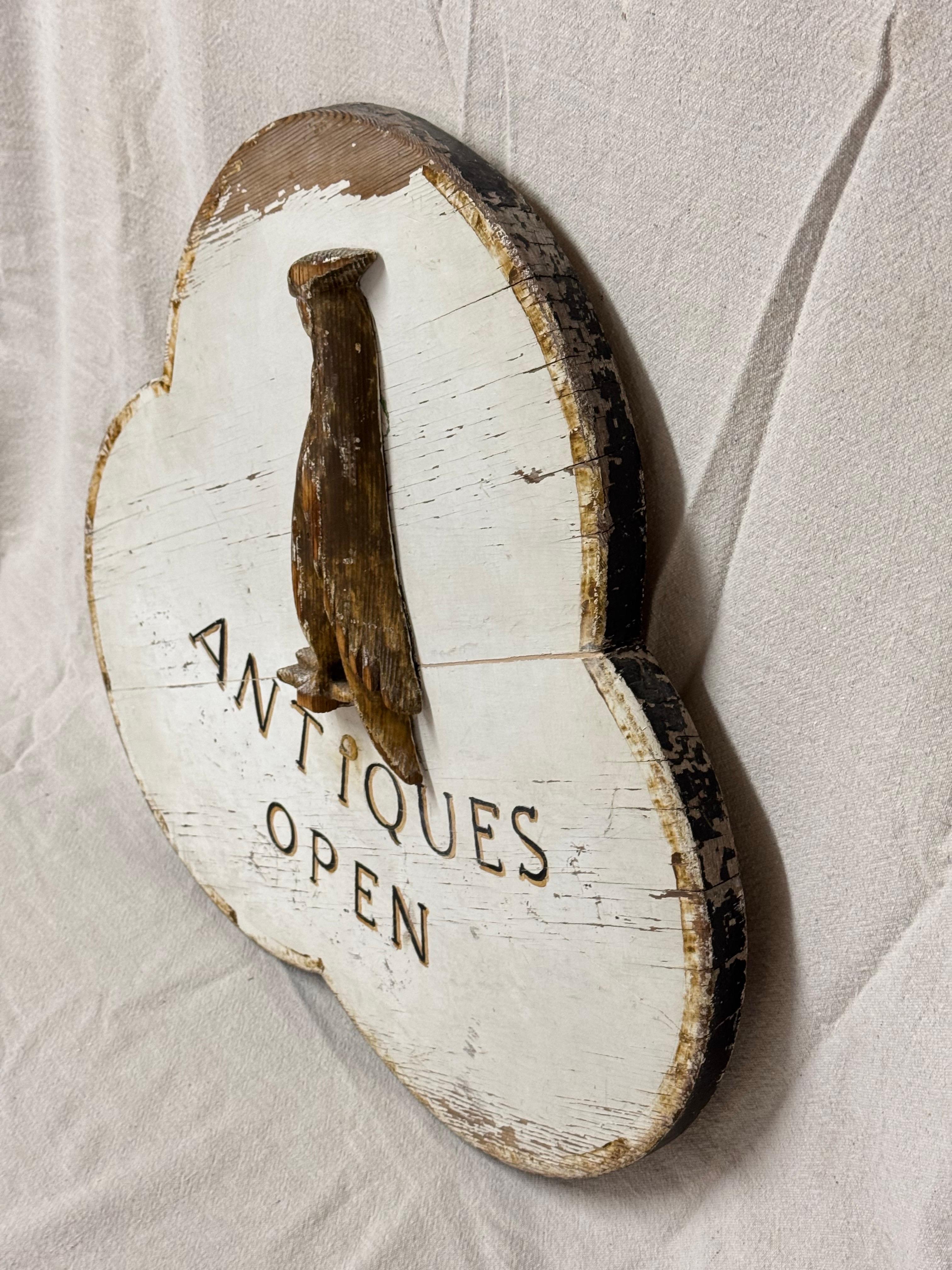 Insegna di legno intagliata a mano del negozio di antiquariato Americana In condizioni buone in vendita a Redding, CT