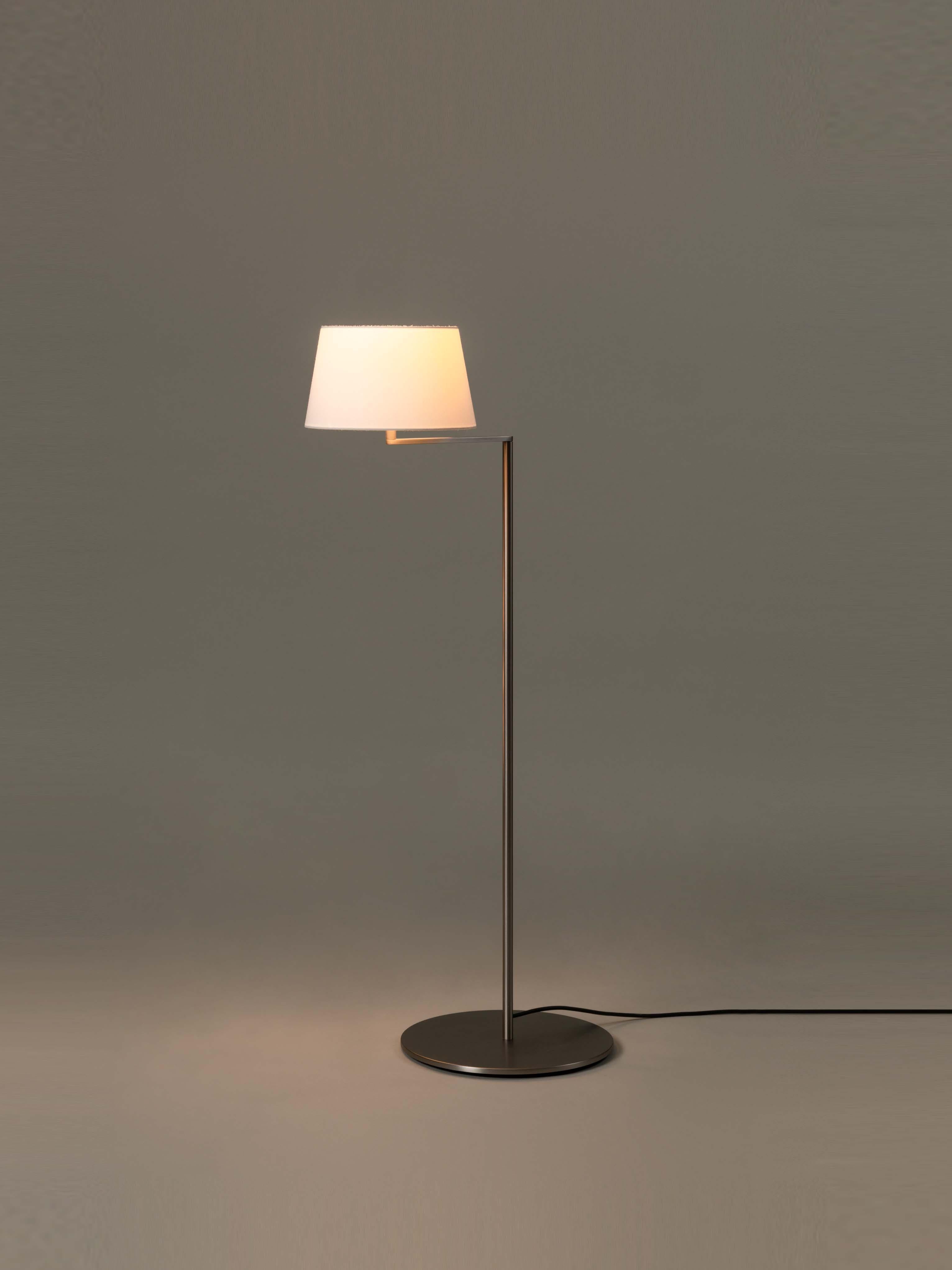 Americana floor lamp by Miguel Milá
Dimensions: W 33 x D 52 x H 112 cm
Materials: Satin nickel, linen.

The Americana series is built around a satin nickel rotating arm holding an elegant white linen shade. The arm gently swivels the light