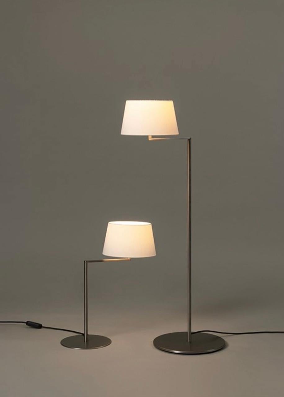 The Americana series was designed by Miguel Milá in the mid-1960s to pay tribute to George Hansen’s 1950s lamp collection. The Hansen lamps are built around a rotating arm with a swivel in the middle, dividing the horizontal axis into two sections;